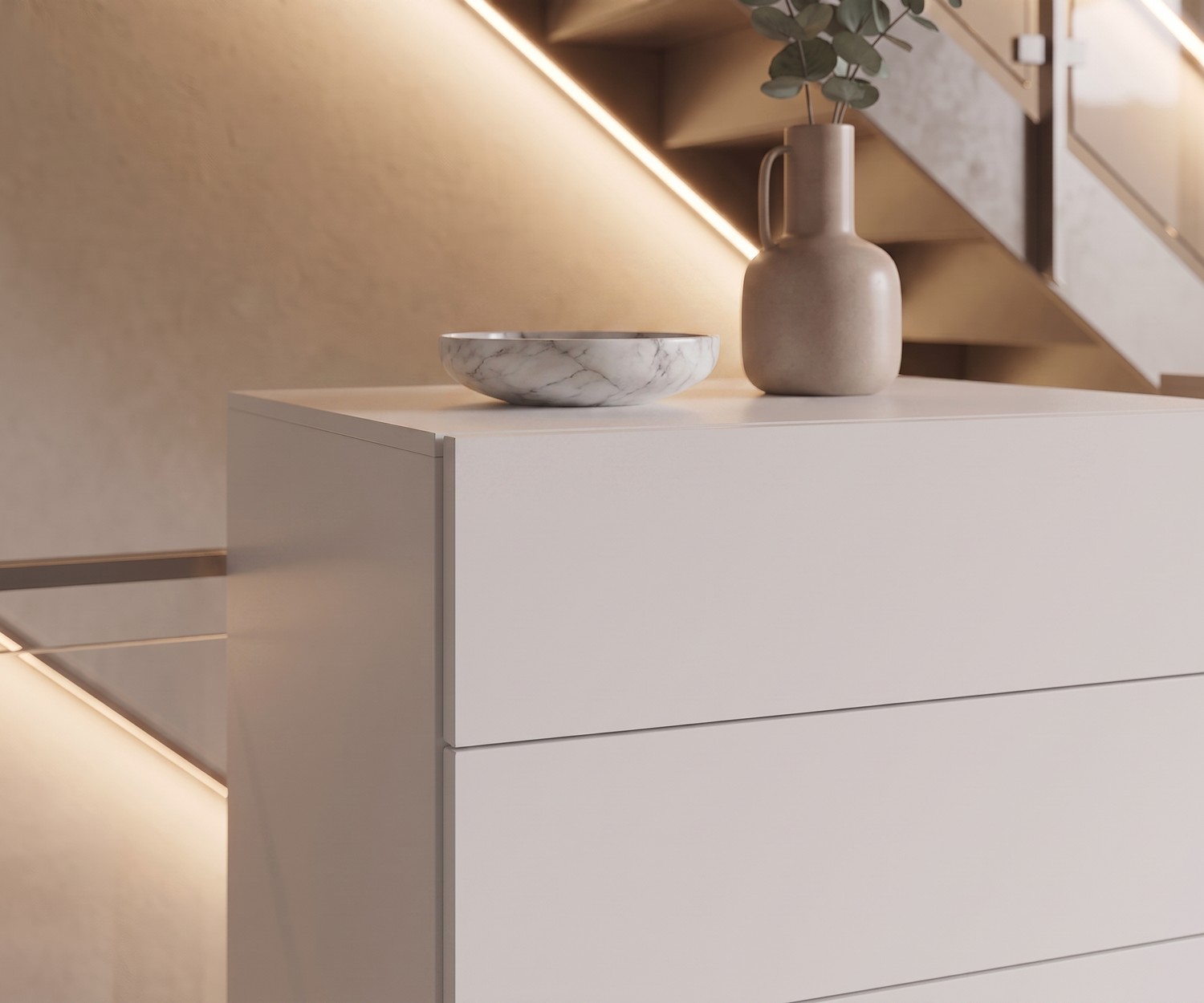 Settimanale Novamobili Easy Beige Settimanale Novamobili Easy per camera da letto beige, cassettiera alta moderna senza maniglie vicino alle scale.
