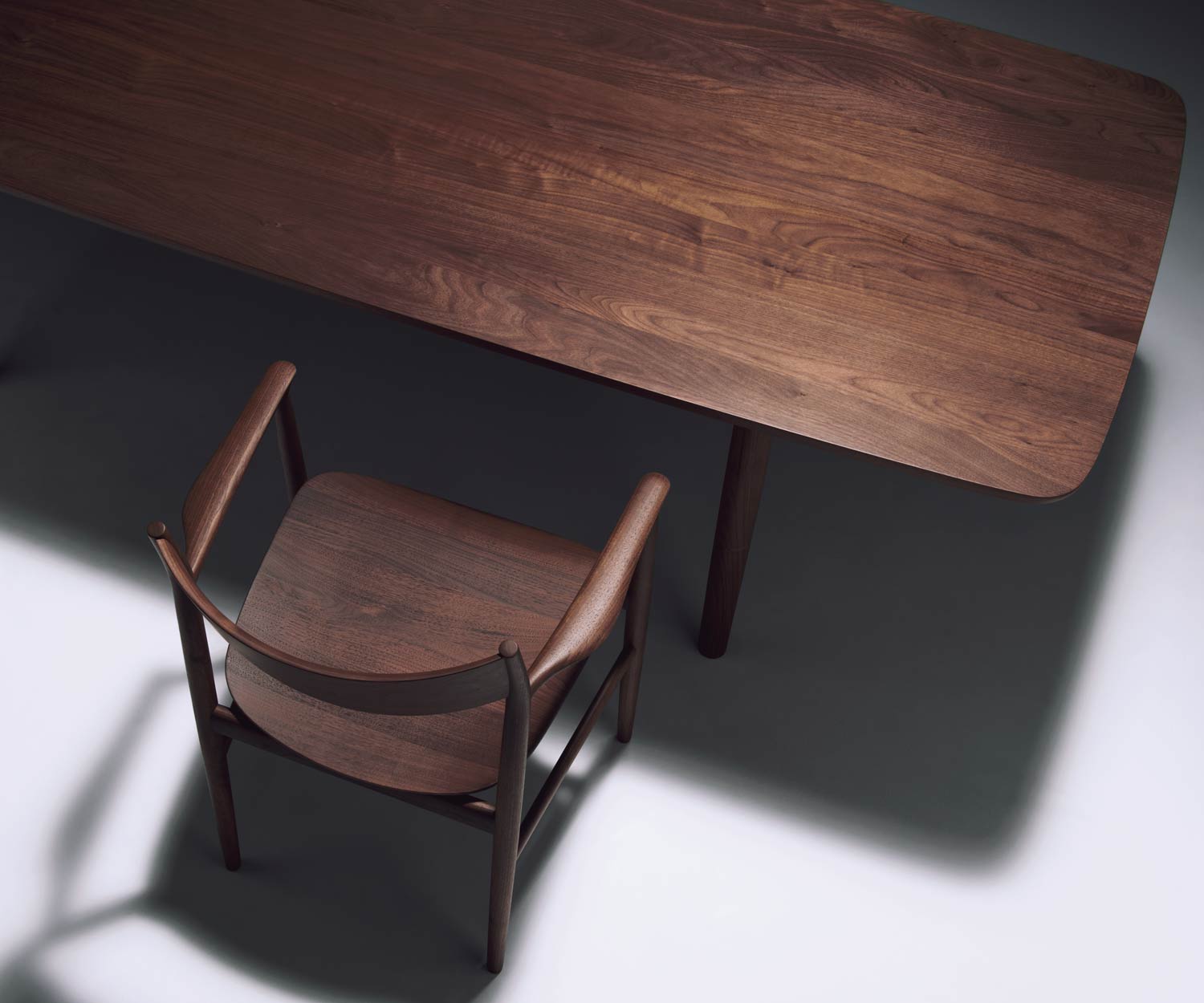 Conde House Poltrona di design Kamuy Struttura e seduta in noce massiccio Conde House Poltrona di design Kamuy Struttura e seduta in noce massiccio