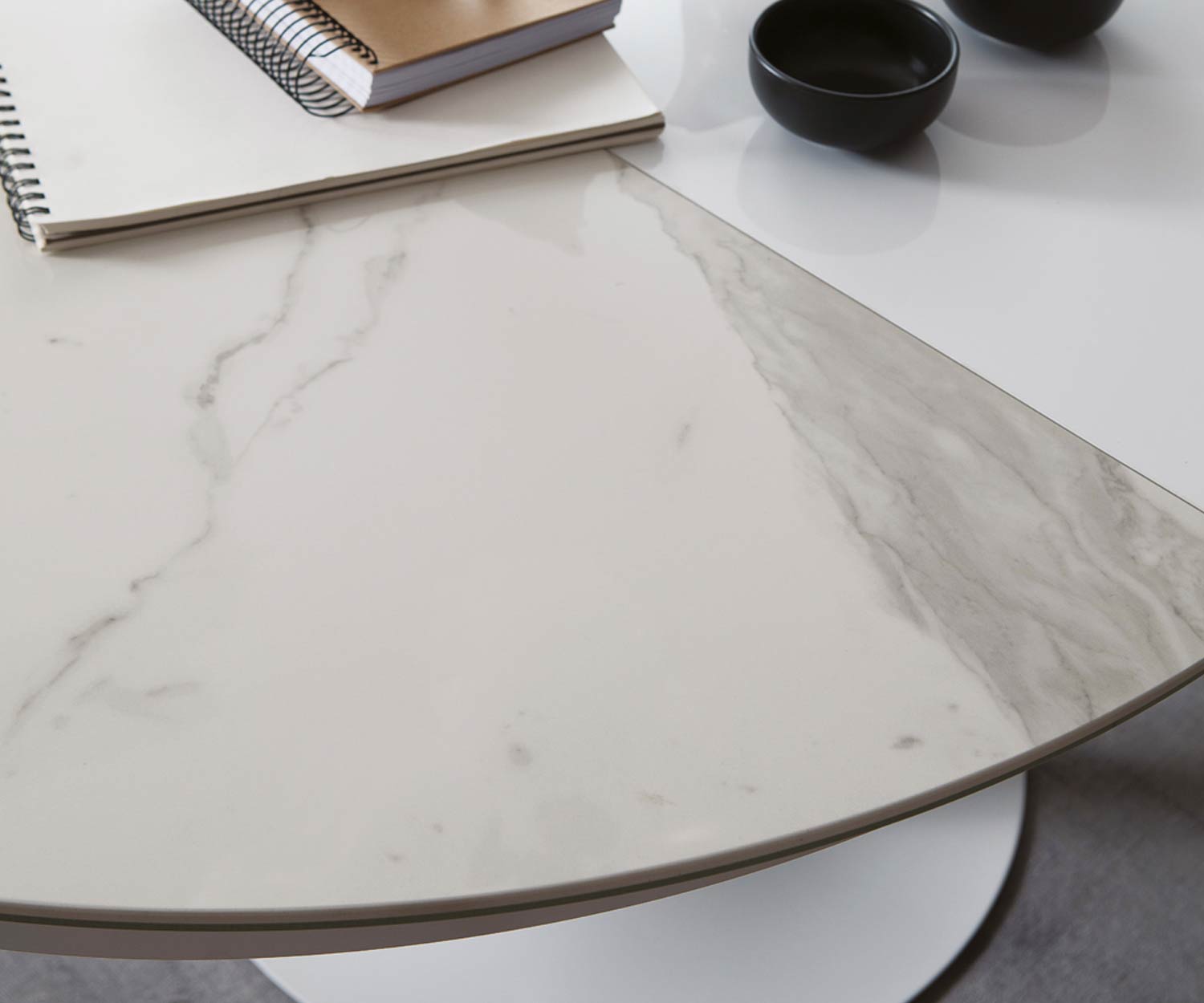 Tavolo da pranzo di design Eclipse da Ozzio Vetro marmo Calacatta in dettaglio il piano del tavolo