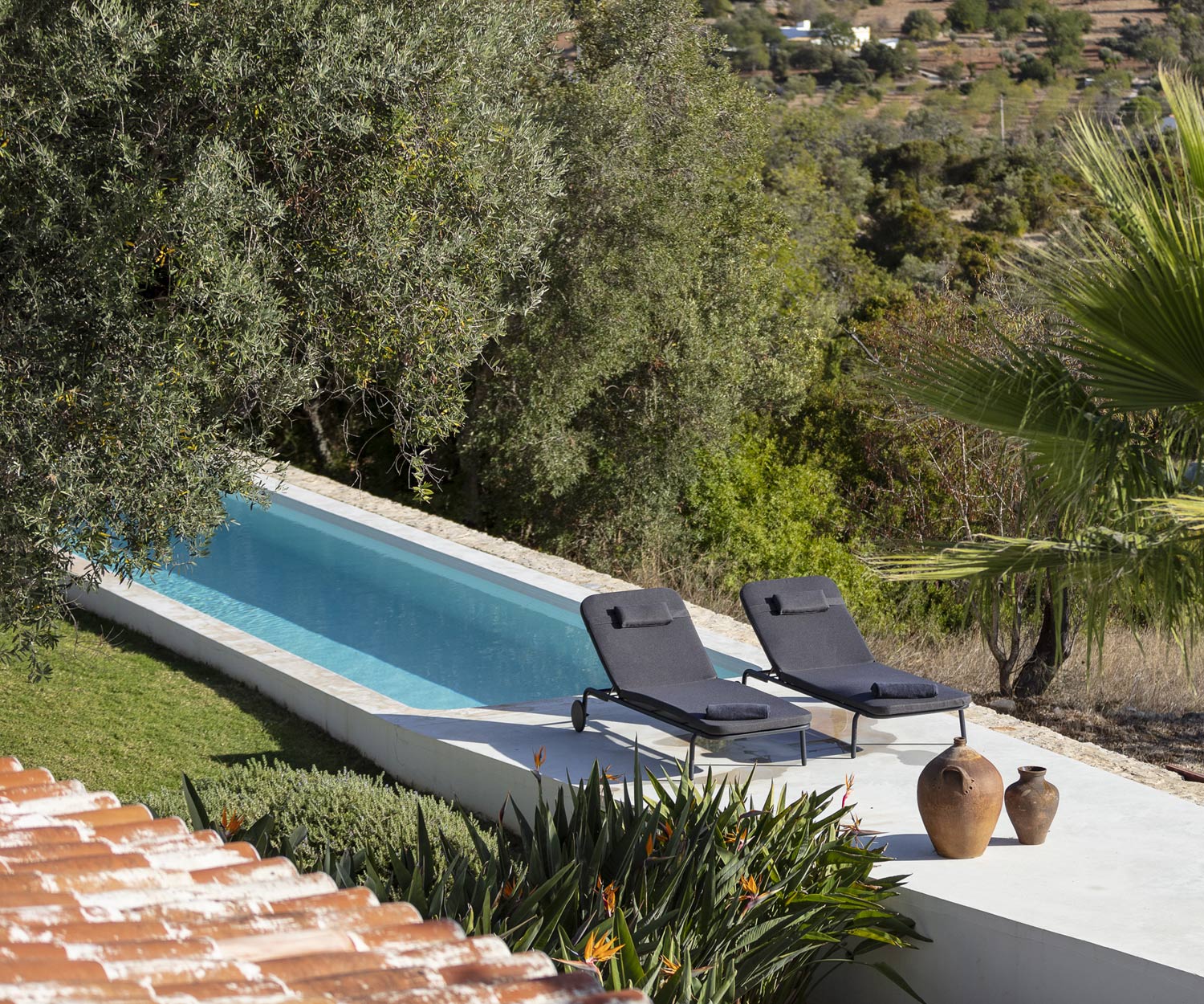 Moderno Todus Lettino da sole Starling Design in tessuto grigio scuro rivestito a bordo piscina Moderno Todus Lettino da sole Starling Design in tessuto grigio scuro rivestito a bordo piscina