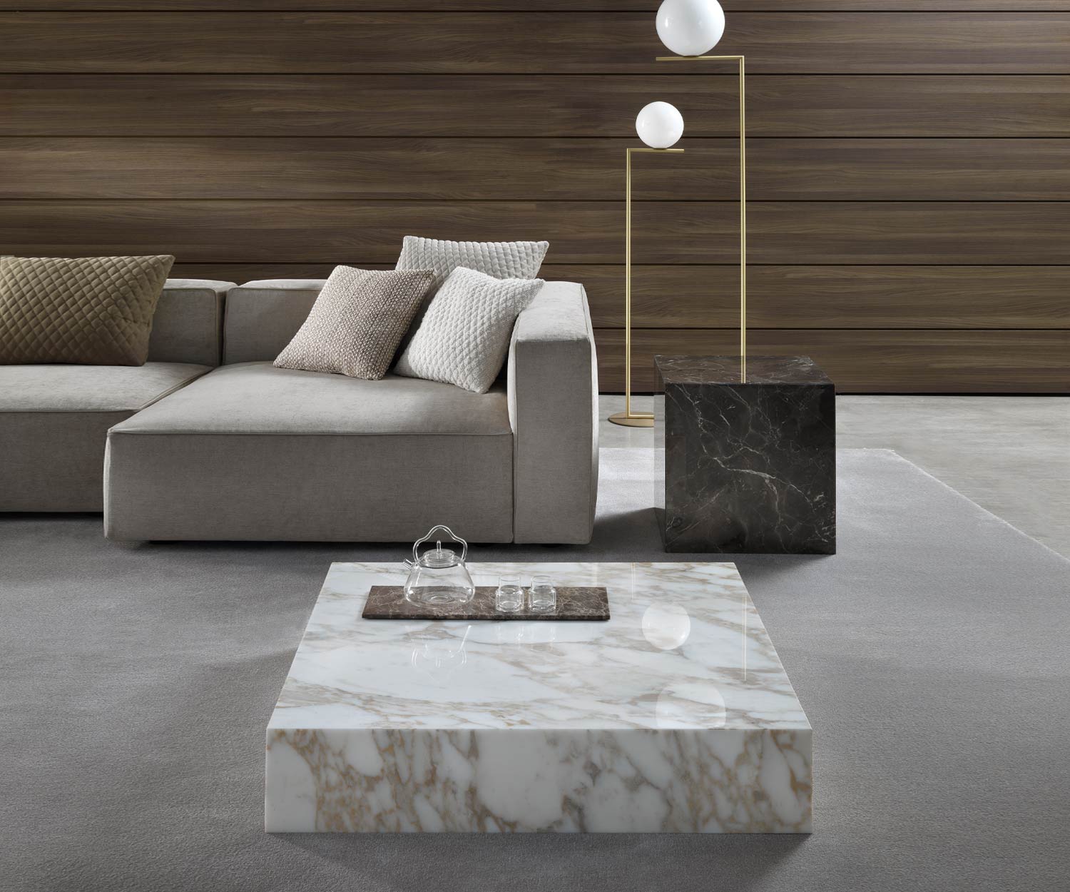 Tavolo quadrato in marmo Thor nel soggiorno in Calacatta Gold