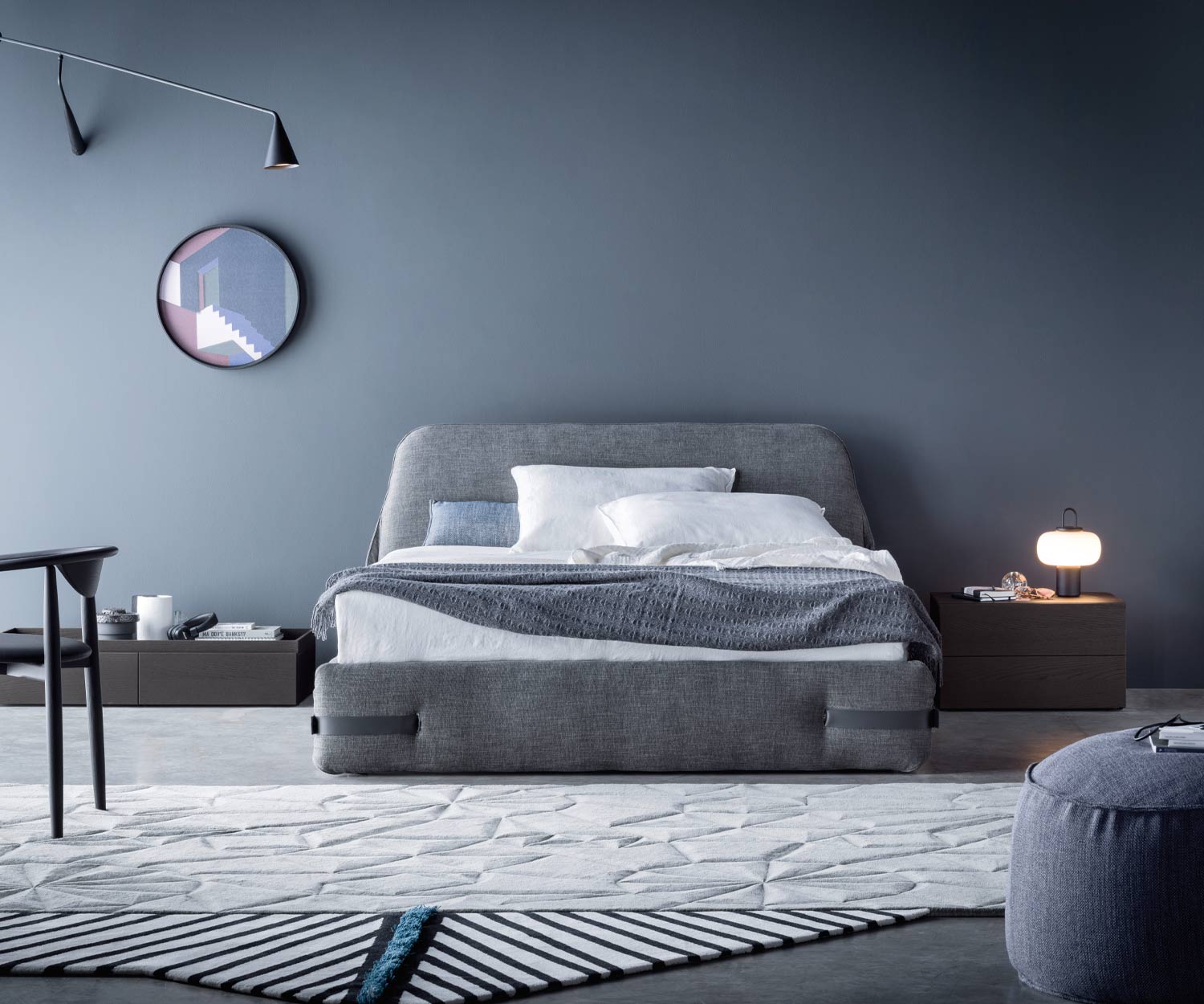 Letto imbottito per la camera da letto Tape di Novamobili con rivestimento in tessuto grigio chiaro