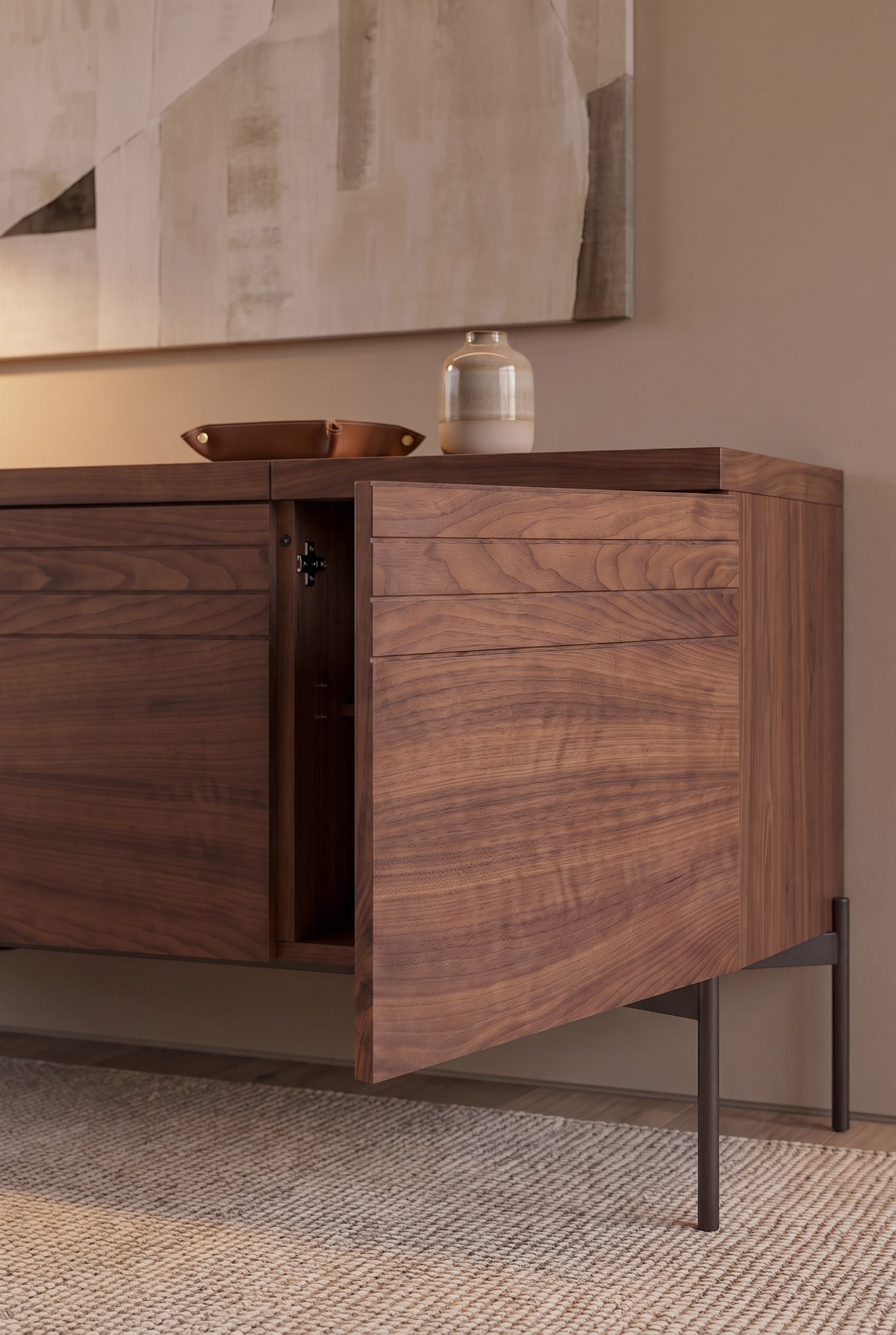 Makroaufnahme einer leicht ge&ouml;ffneten Holzt&uuml;r eines Sideboards, zeigt horizontale Fr&auml;sungen und hochwertige Scharniere.