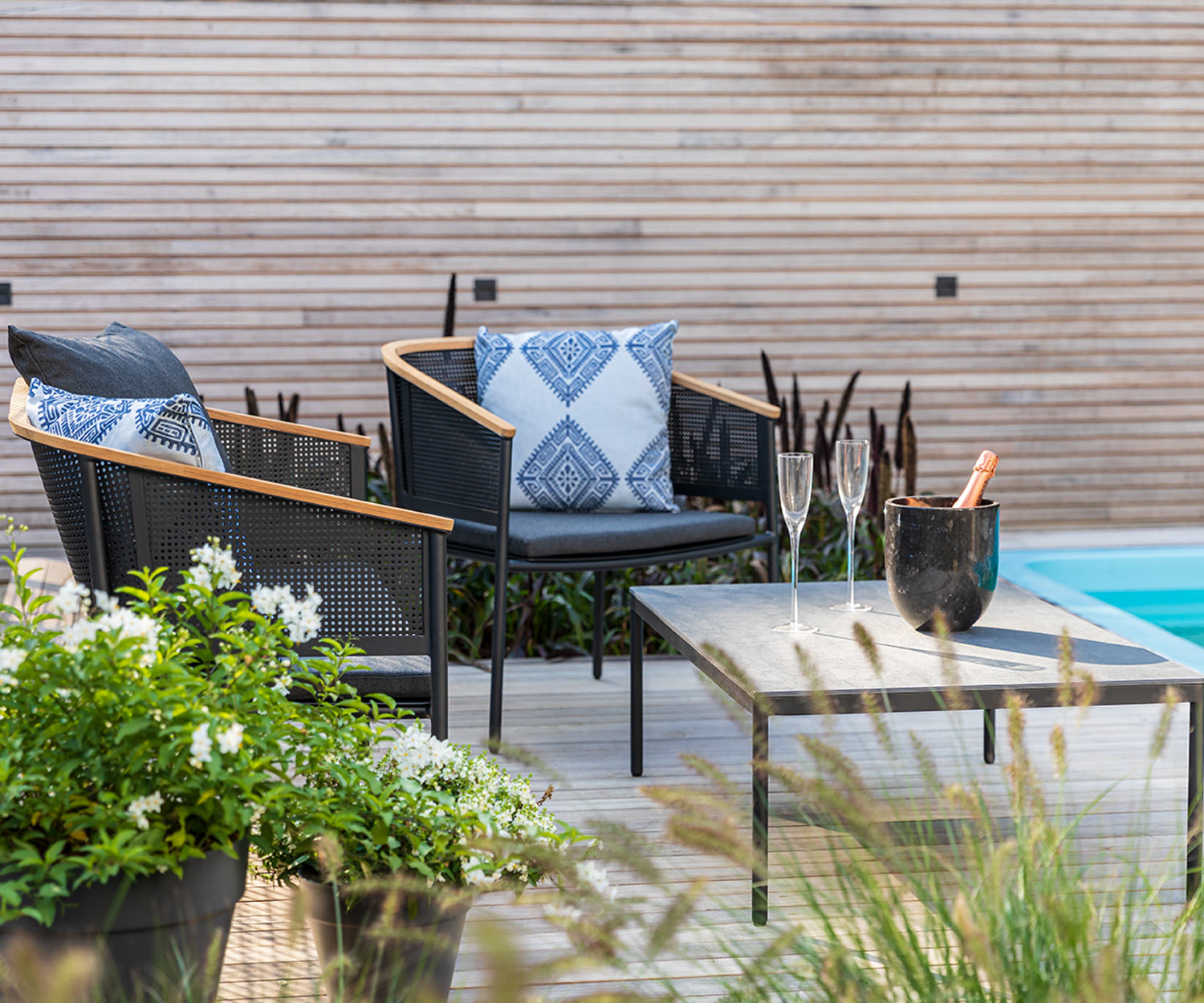 Poltrona da giardino Riad da Oasiq con tavolino sulla terrazza a bordo piscina Poltrona da giardino Riad da Oasiq con tavolino sulla terrazza a bordo piscina