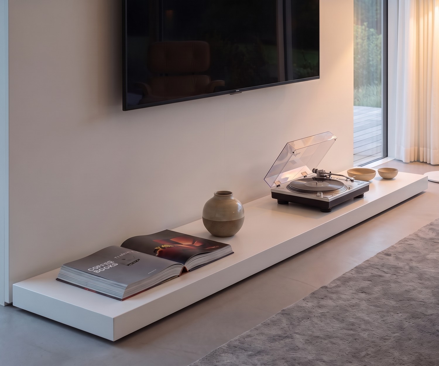 Panca zoccolo pedana TV Livitalia Easy in bianco opaco in un soggiorno moderno dal design minimale.