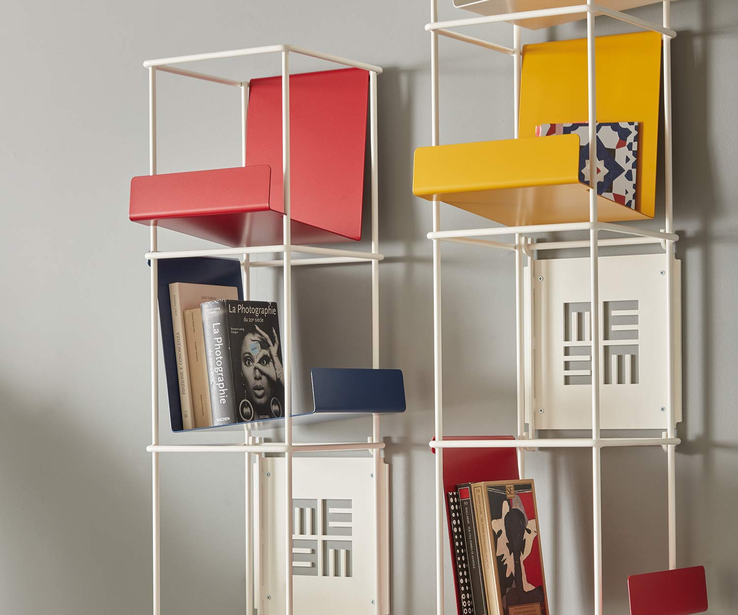 Libreria verticale di design a parete MEME Libro di alta qualità con supporti colorati
