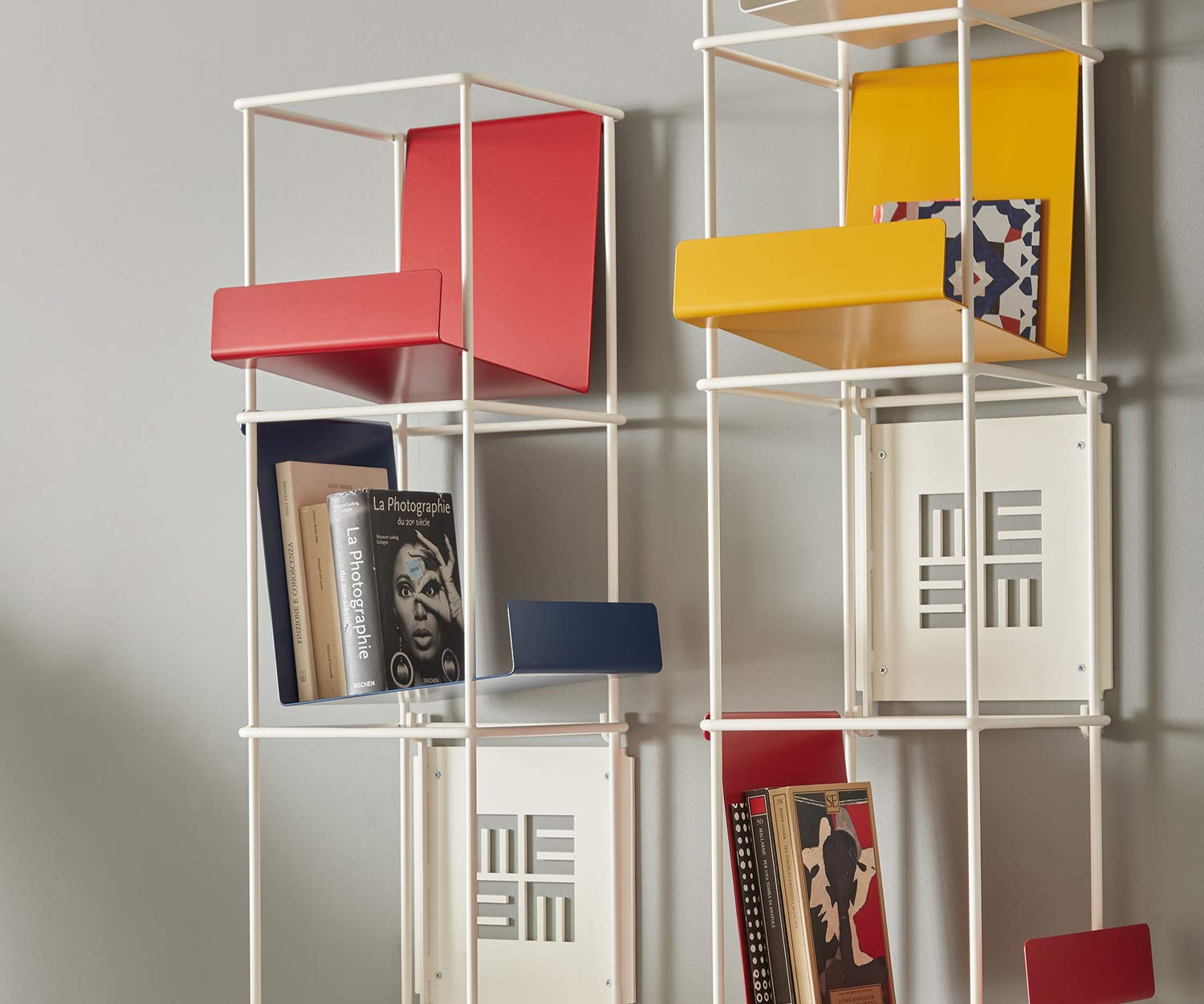 Libreria verticale di design a parete MEME Libro di alta qualità con supporti colorati Libreria verticale di design a parete MEME Libro di alta qualità con supporti colorati