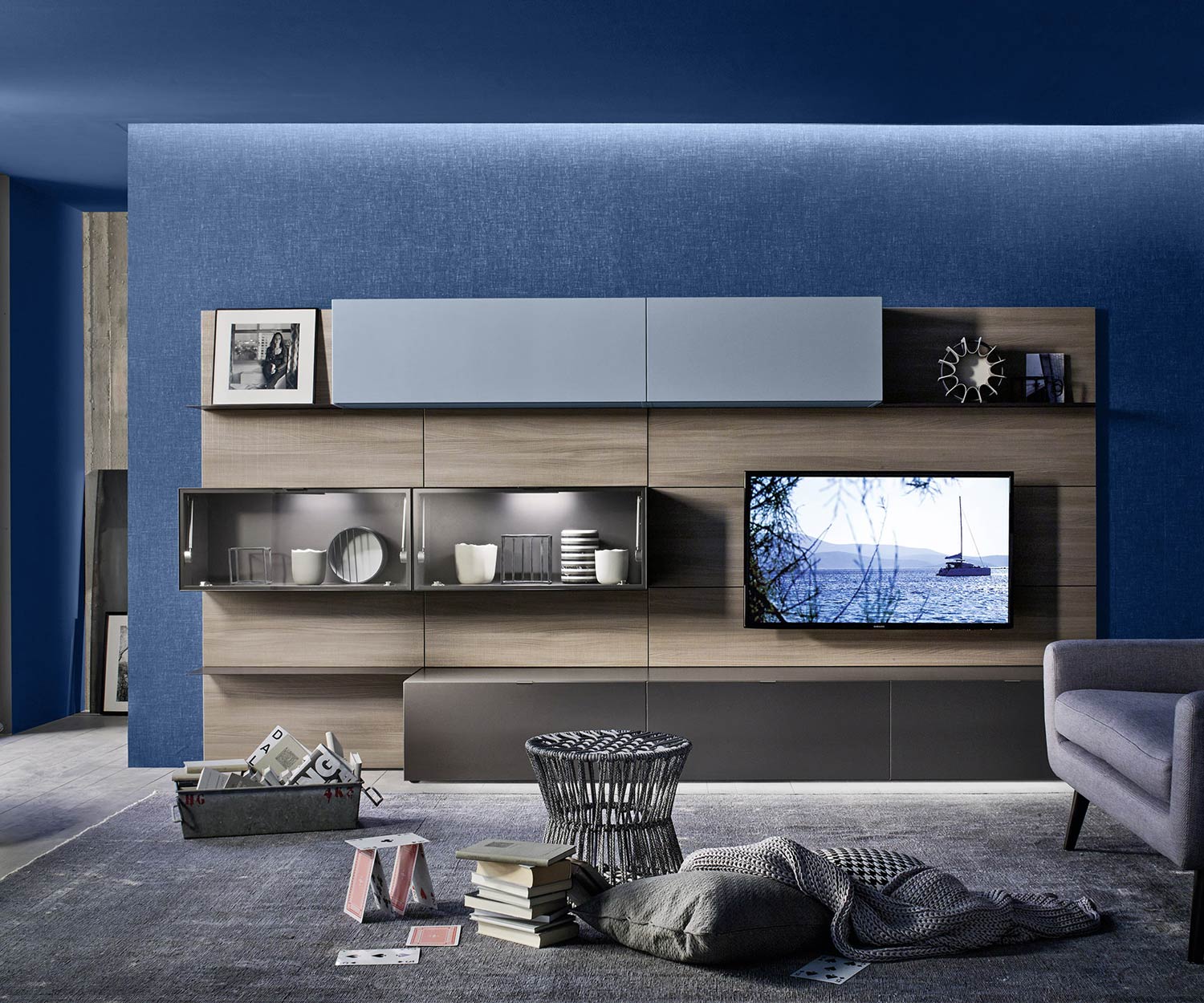 Esclusivo mobile a parete C36 di Livitalia Design con mobile in vetro e pannello TV a parete