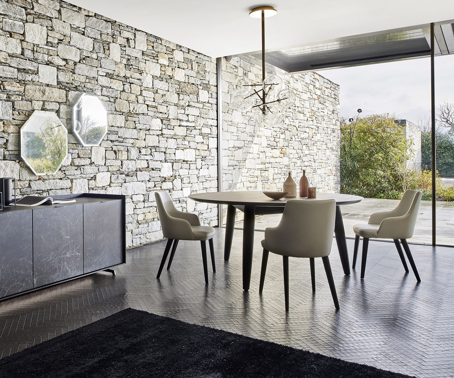 Tavolo rotondo per sala da pranzo Convivio di Livitalia con piano in ceramica bianca Tavolo rotondo per sala da pranzo Convivio di Livitalia con piano in ceramica bianca