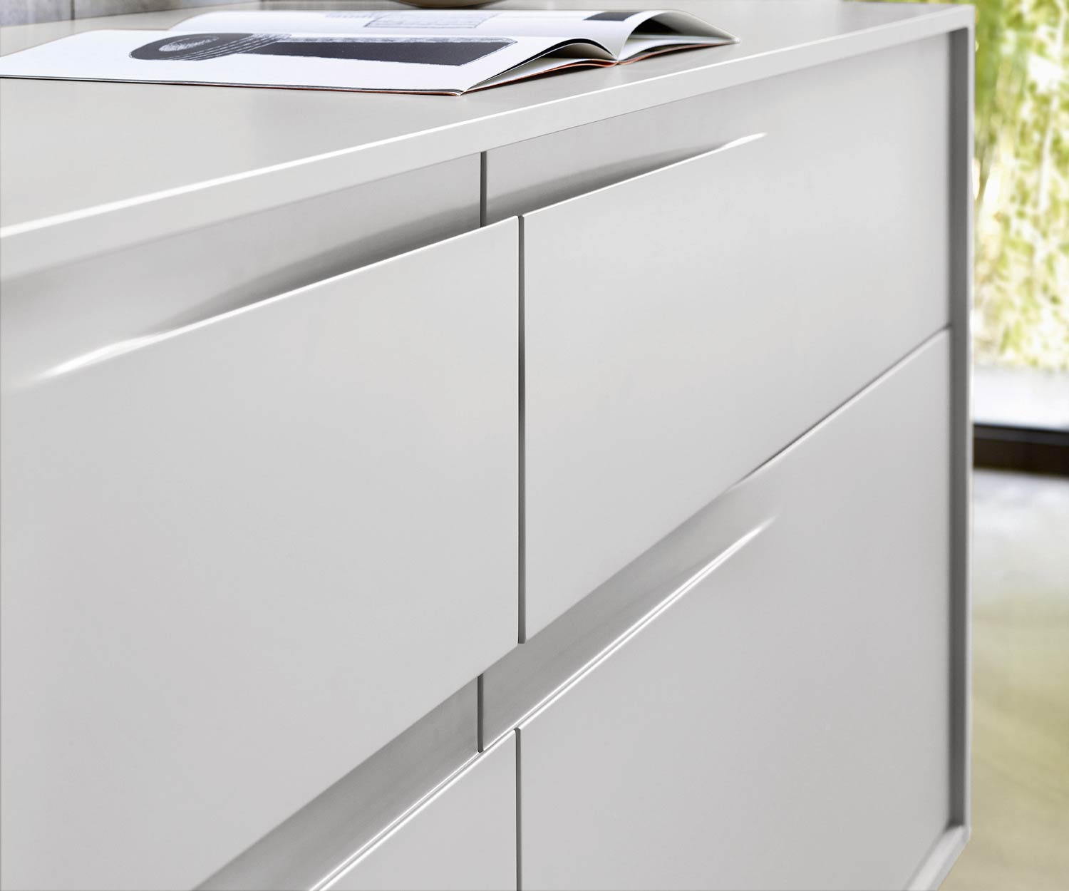 Armadio da camera Vela grigio chiaro Vela in dettaglio Maniglie da incasso Armadio da camera Vela grigio chiaro Vela in dettaglio Maniglie da incasso