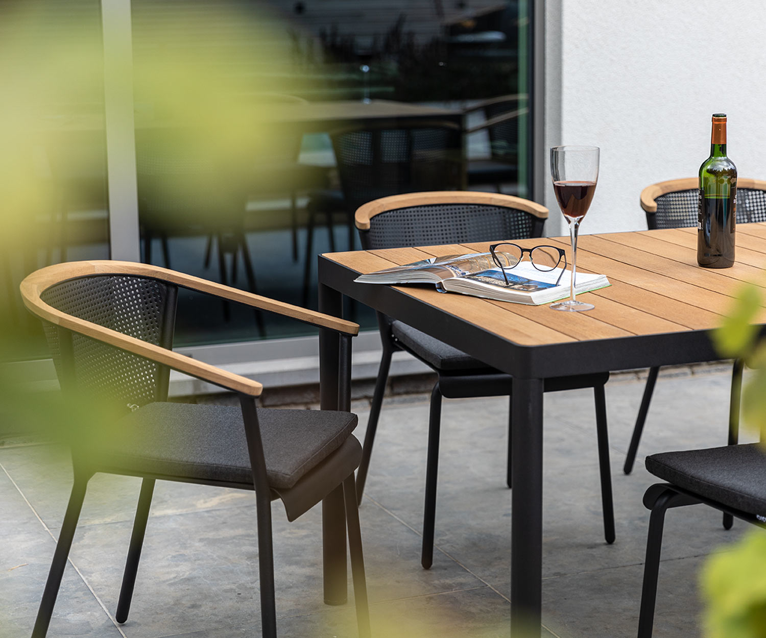 Poltrona di design di alta qualità Oasiq Riad con struttura antracite e schienale in teak Poltrona di design di alta qualità Oasiq Riad con struttura antracite e schienale in teak