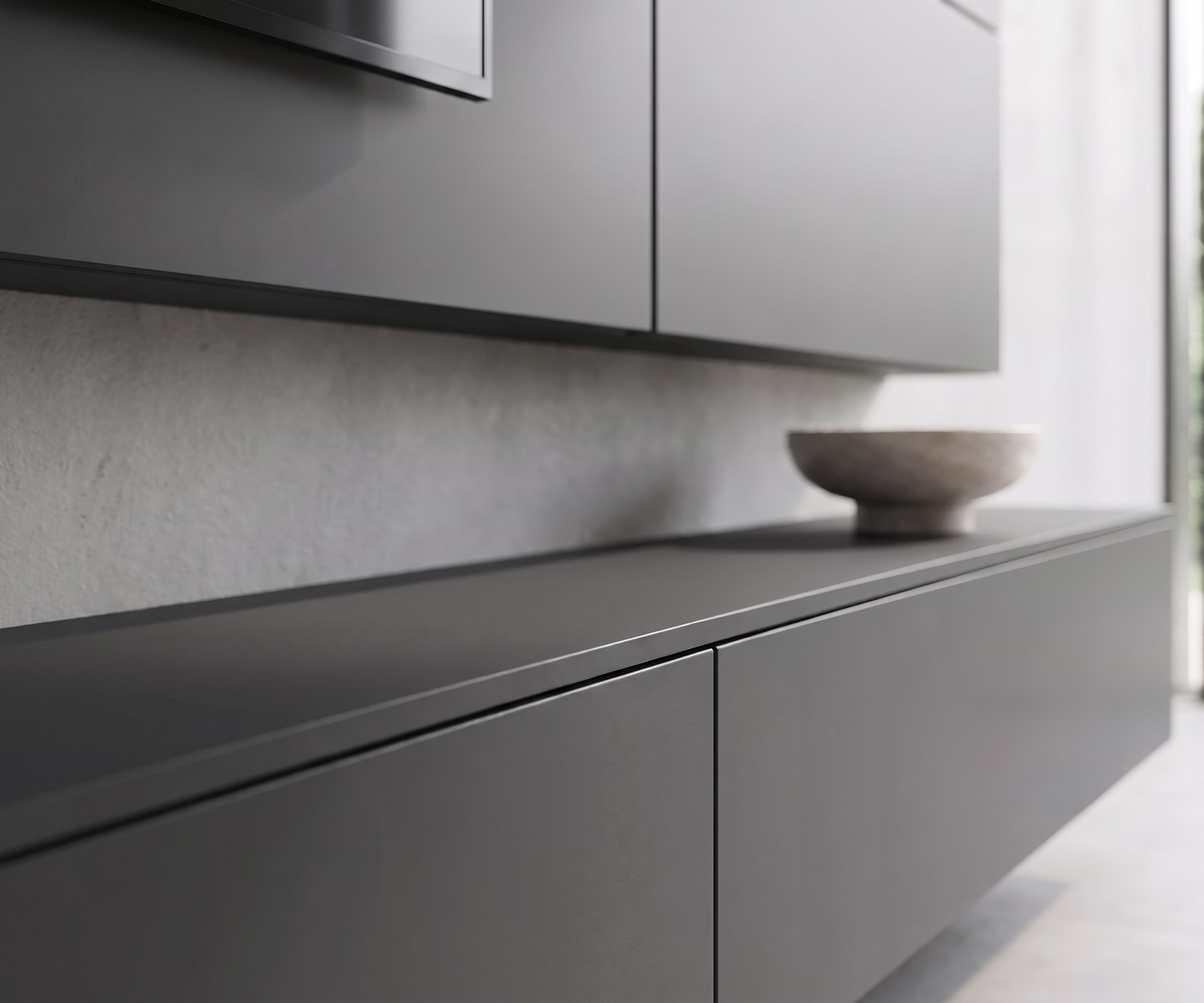 Parete attrezzata Livitalia C102: mobile TV sospeso grigio scuro opaco per un soggiorno dal design moderno.