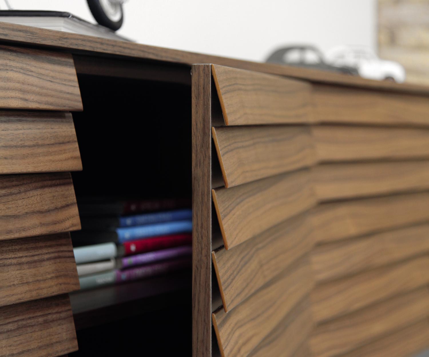 Credenza di alta qualità Punt Sussex anta aperta fronte doghe noce Credenza di alta qualità Punt Sussex anta a giorno dogata noce