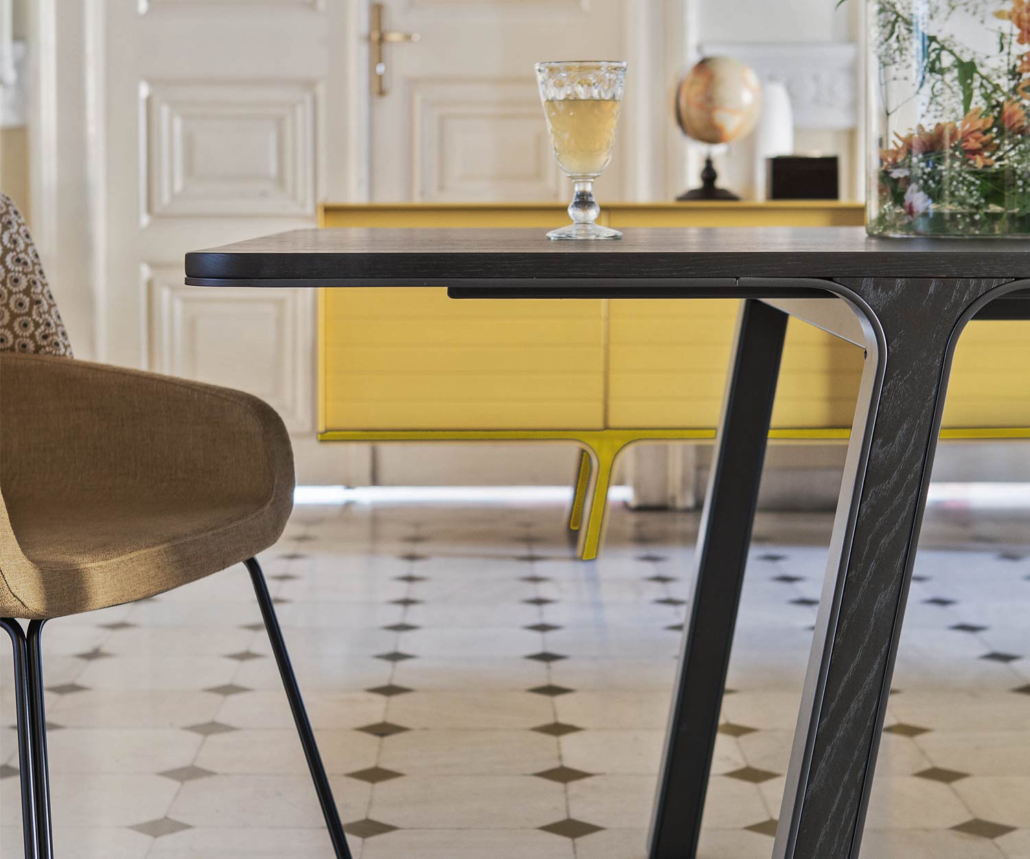 Tavolo da pranzo di design al2 mobius 001 Piano del tavolo in dettaglio con gambe in legno massiccio Tavolo da pranzo di design al2 mobius 001 Piano del tavolo in dettaglio con gambe in legno massiccio