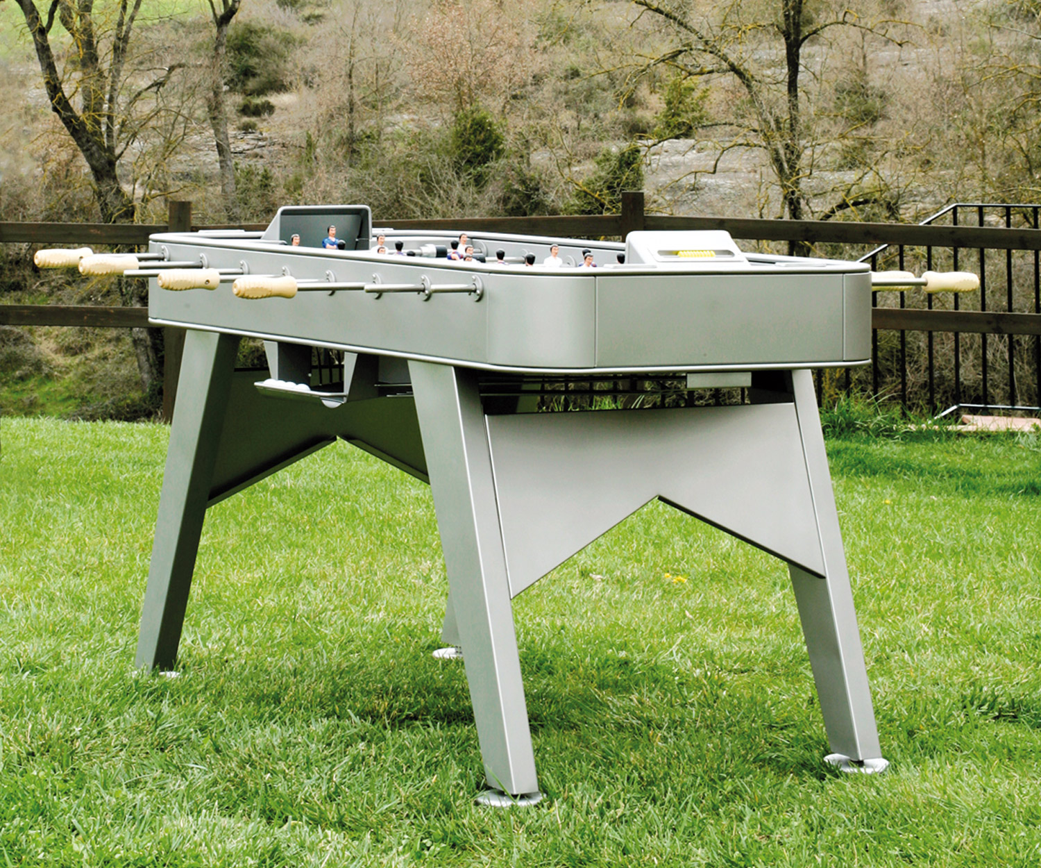 Biliardino di design di RS Barcelona in giardino sul prato Biliardino di design di RS Barcelona in giardino sul prato