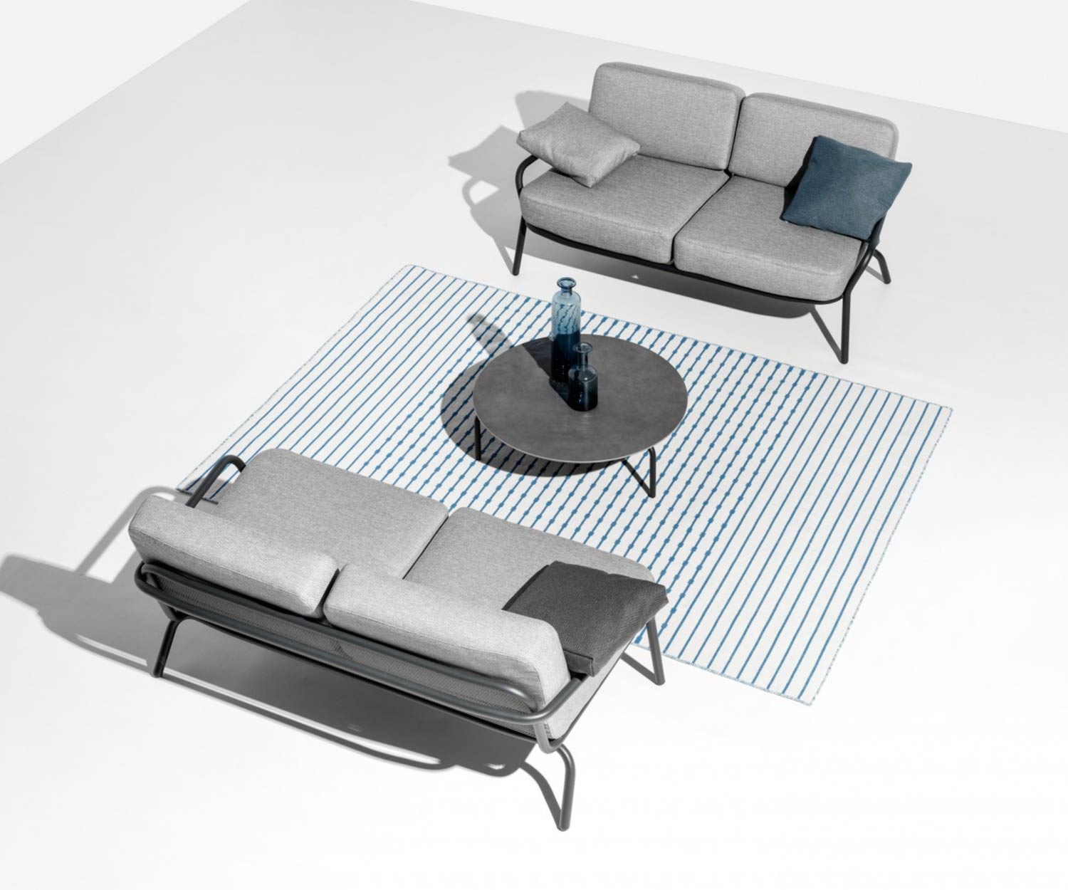 Due Todus divani lounge Starling Design uno di fronte all'altro con tavolino da caffè