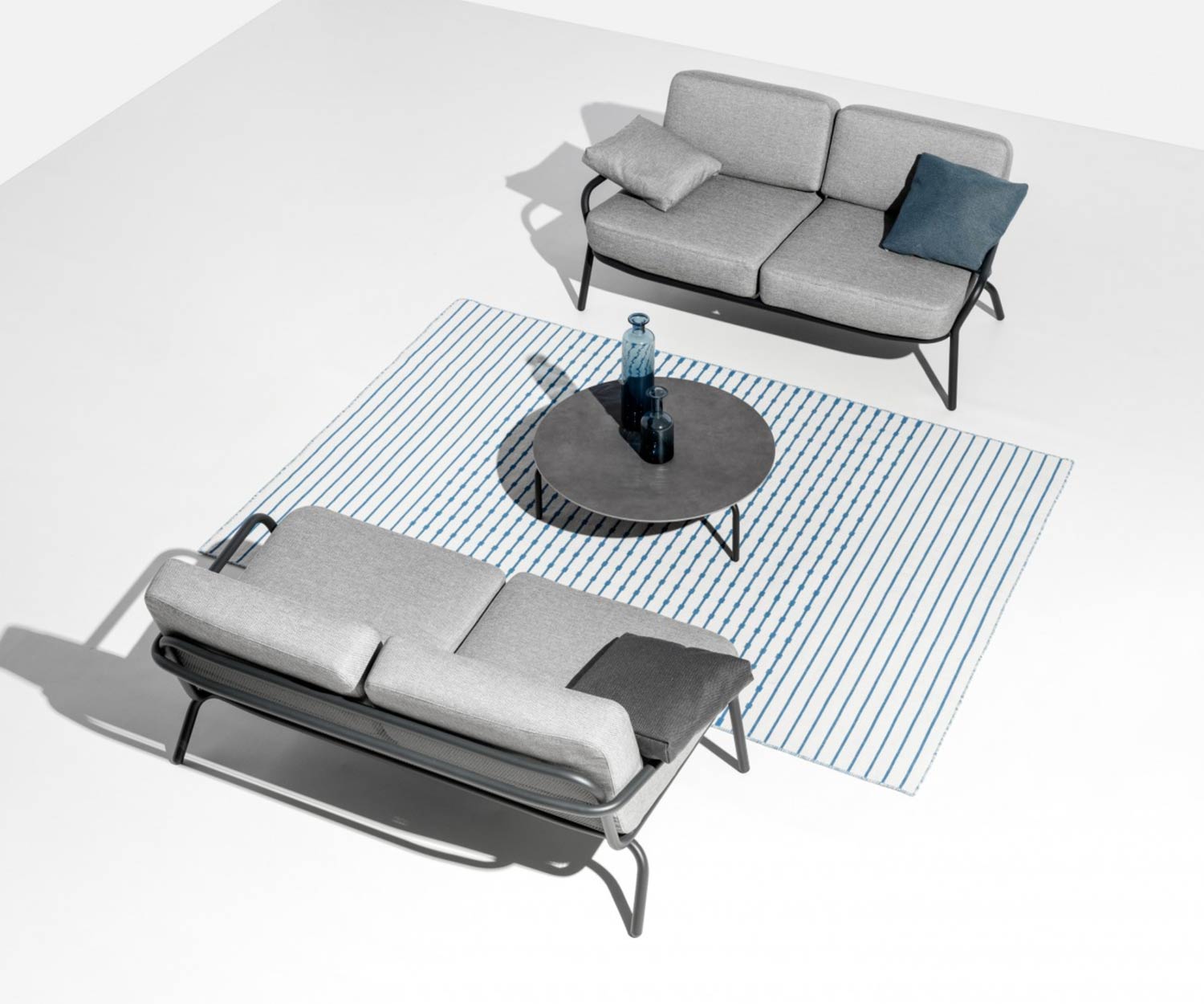 Due Todus divani lounge Starling Design uno di fronte all'altro con tavolino da caffè Due Todus divani lounge Starling Design uno di fronte all'altro con tavolino da caffè