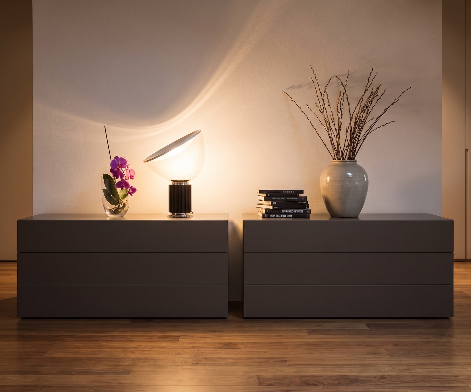 Cassettiera minimalista Novamobili Easy Cassettiera Novamobili Easy a 3 cassetti per camera da letto, comò grigio scuro dal design minimalista su parquet.