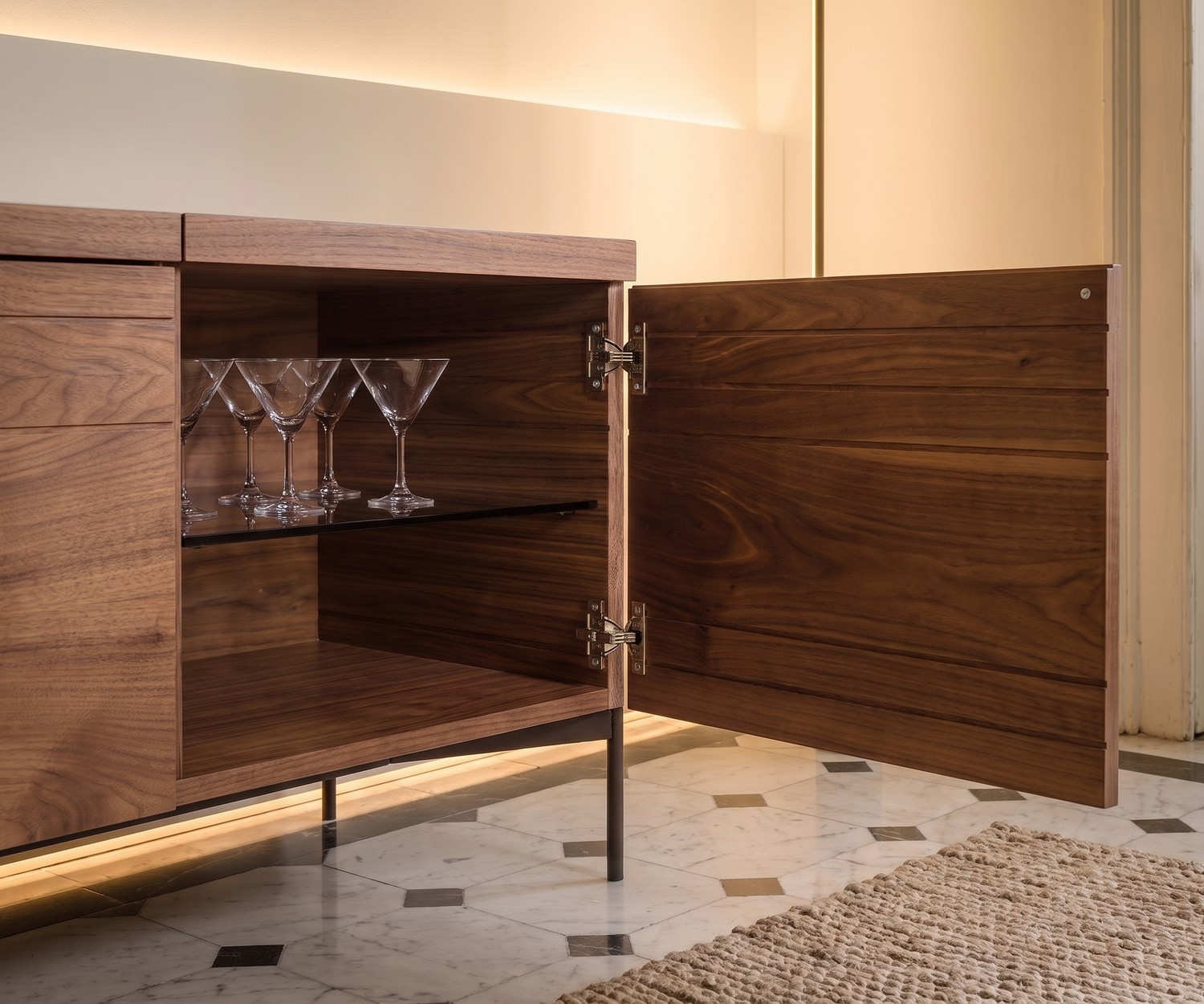 Credenza di design in noce al2 o-rizon 003 Credenza di design al2 o-rizon 003 in noce con anta aperta e bicchieri su ripiano in vetro per soggiorno moderno