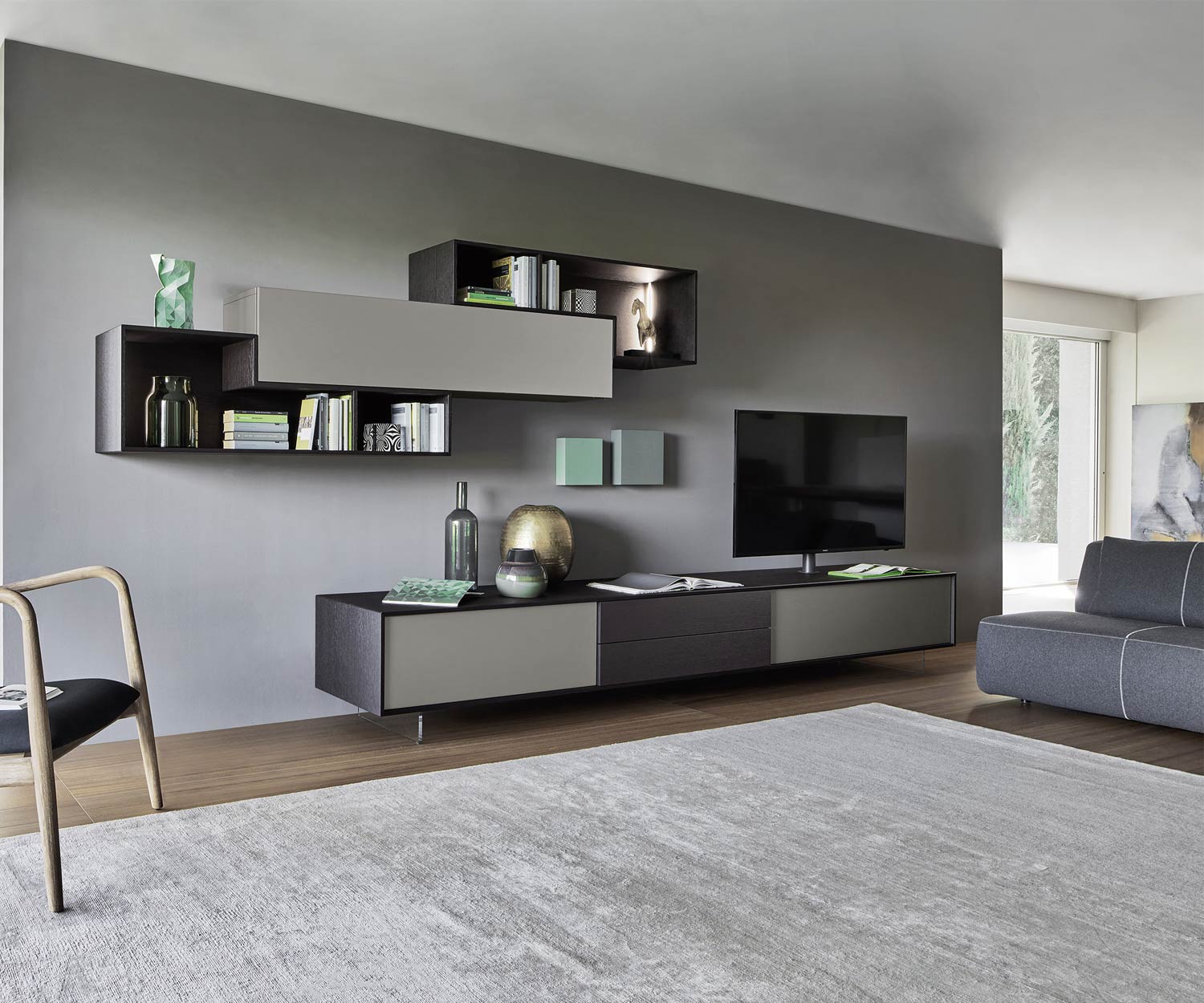 Esclusivo mobile a parete C18 di Livitalia Design in grigio con mobile basso TV design effetto legno