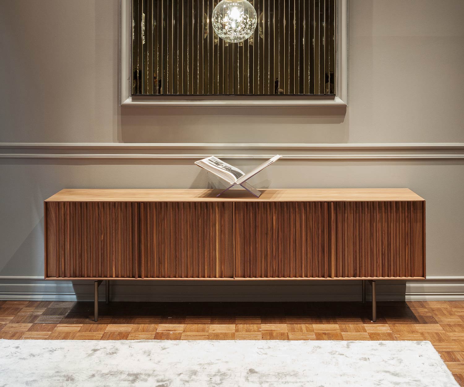 Esclusiva credenza di design per soggiorno su gambe in noce con ante a ribalta Esclusiva credenza di design per soggiorno su gambe in noce con ante a ribalta