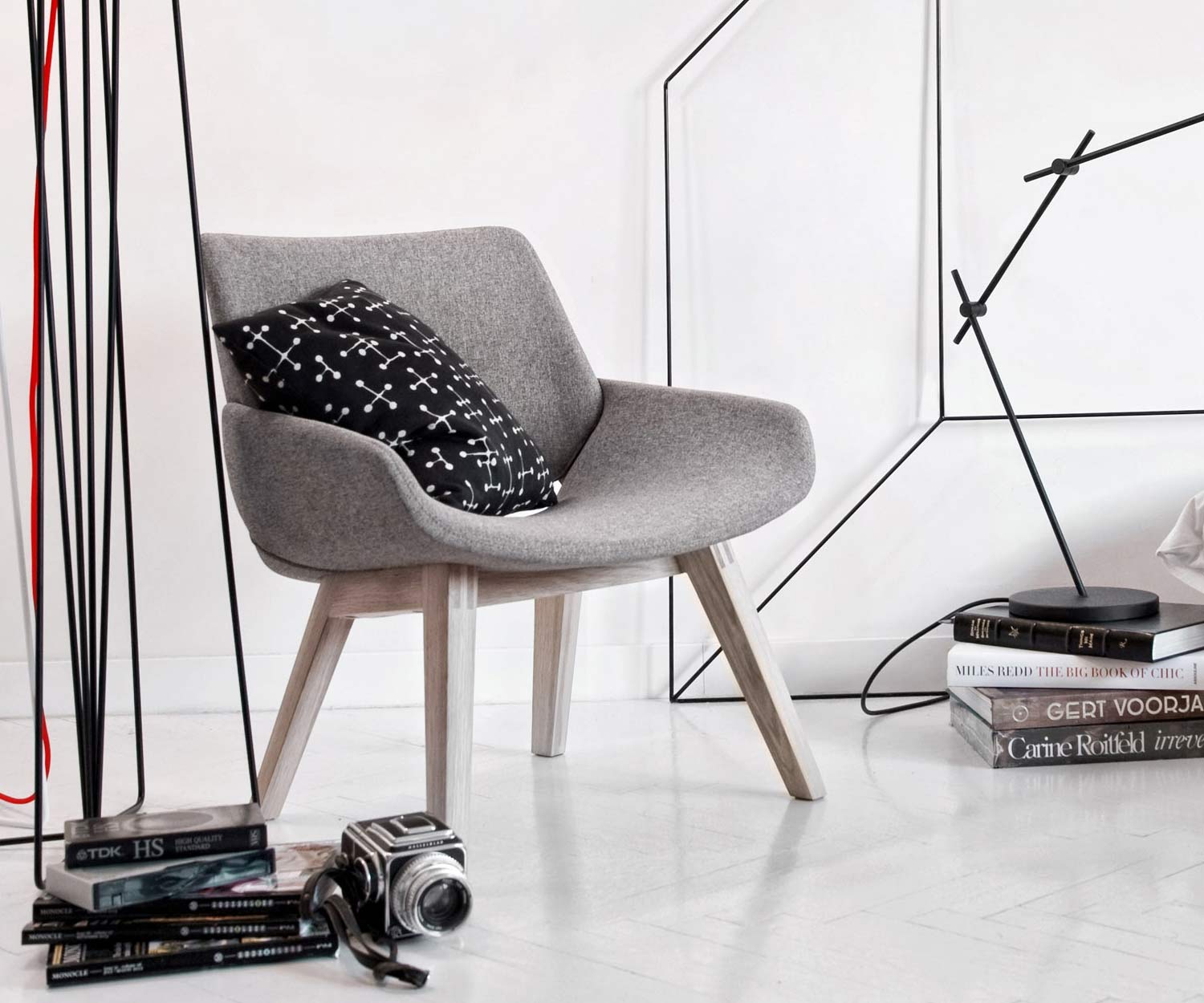 Poltrona di alta qualità Prostoria Design Monk con rivestimento in tessuto grigio Poltrona di alta qualità Prostoria Design Monk con rivestimento in tessuto grigio