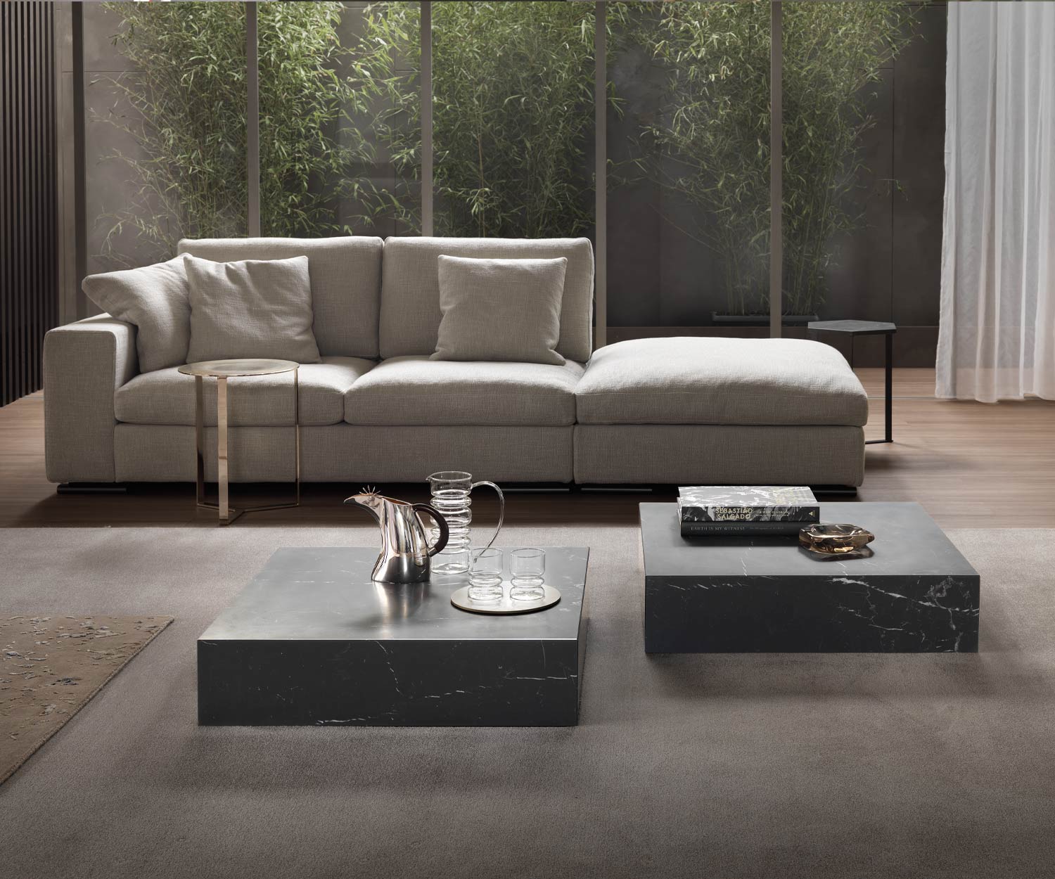 Marelli Duo di tavoli da divano di design davanti a un divano in marmo nero