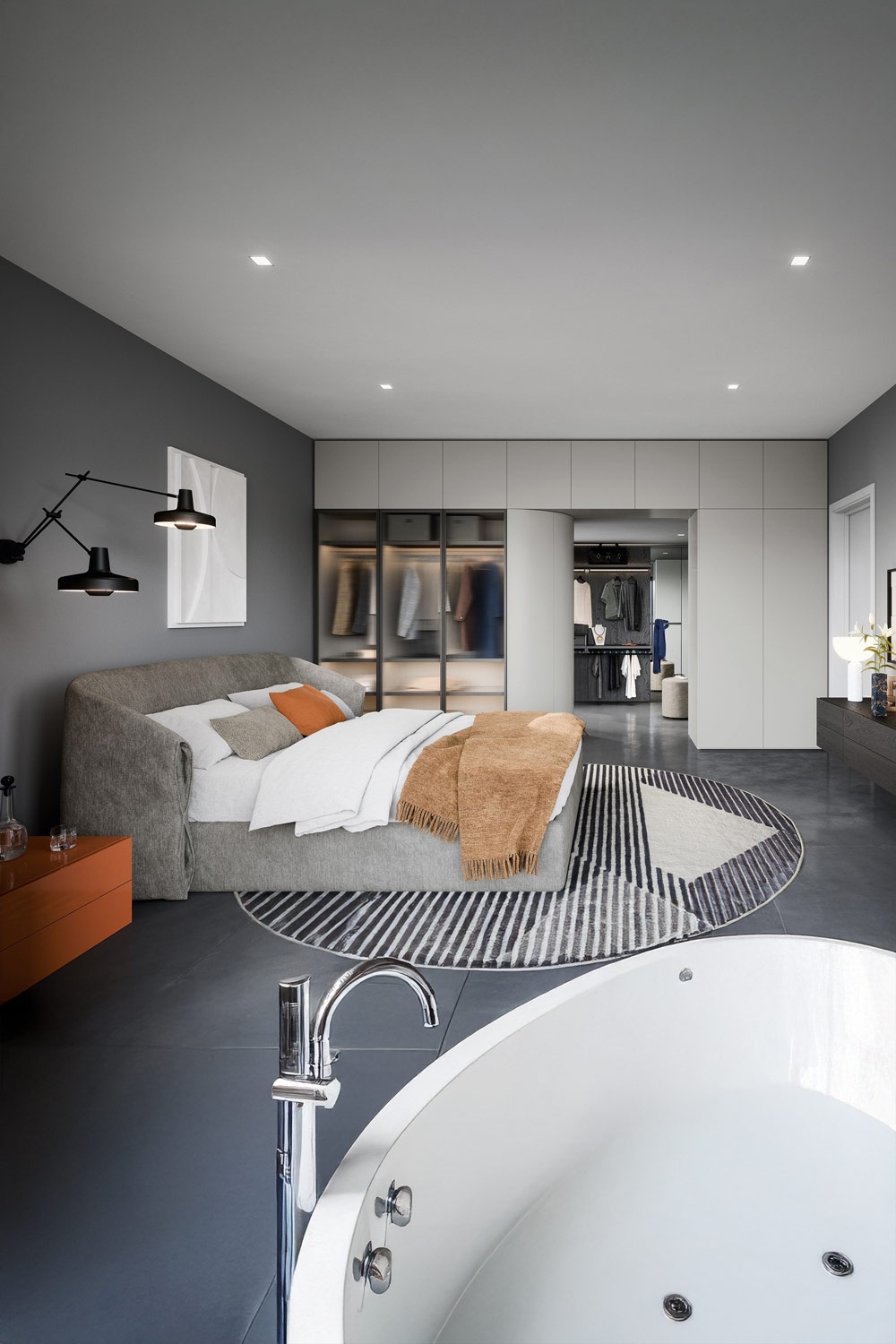 ampia camera da letto con letto imbottito distintivo, armadi stravaganti e vasca idromassaggio