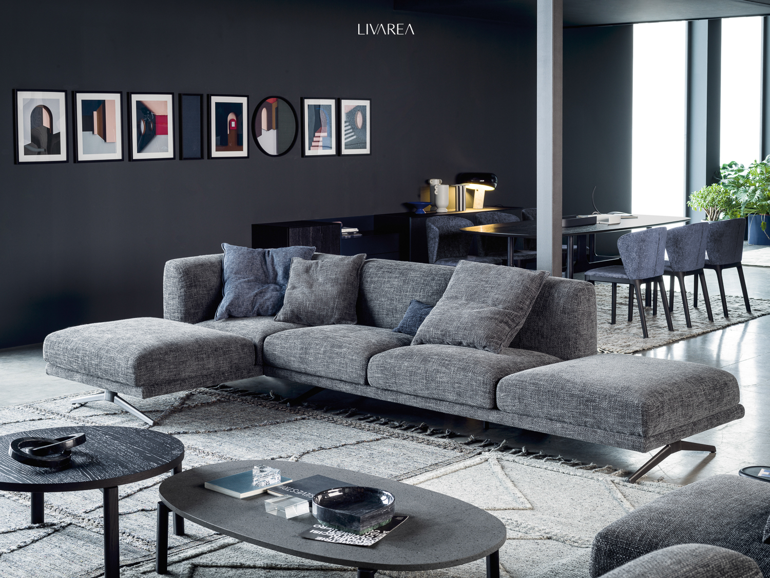 Ampio armadio ad angolo con illuminazione laterale a led e ante in vetro trasparente Ampio armadio ad angolo con illuminazione laterale a led e ante in vetro trasparente