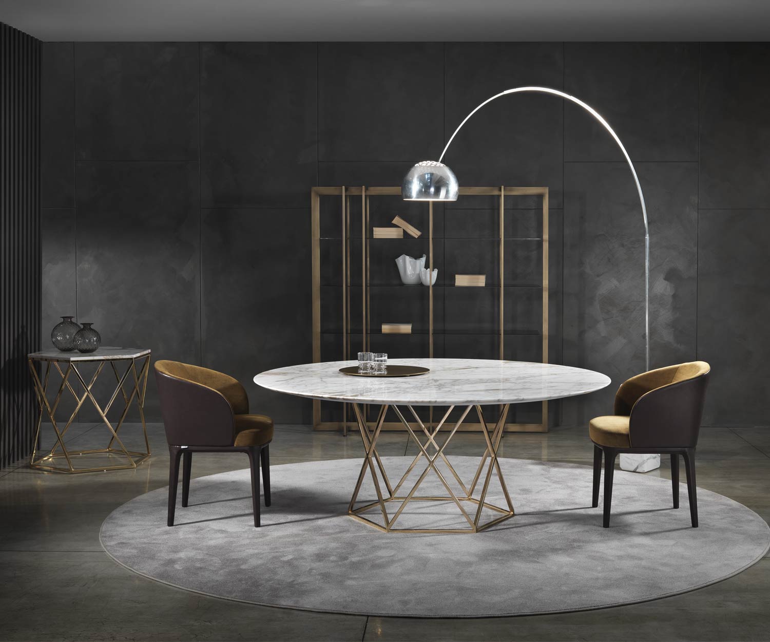 Tavolo da pranzo di design esclusivo in marmo Tatlin, disposto nella sala da pranzo Tavolo da pranzo di design esclusivo in marmo Tatlin, disposto nella sala da pranzo