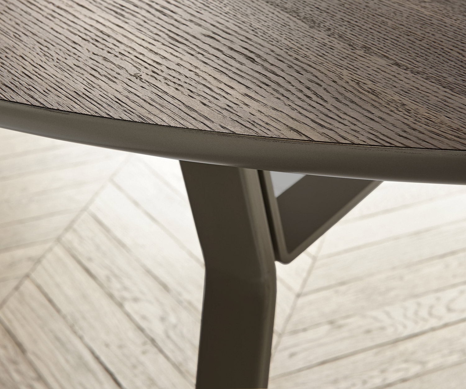 Tavolo da pranzo in ferro di alta qualità di Livitalia con bordo dettagliato del tavolo impiallacciato in legno di quercia e struttura di base in metallo
