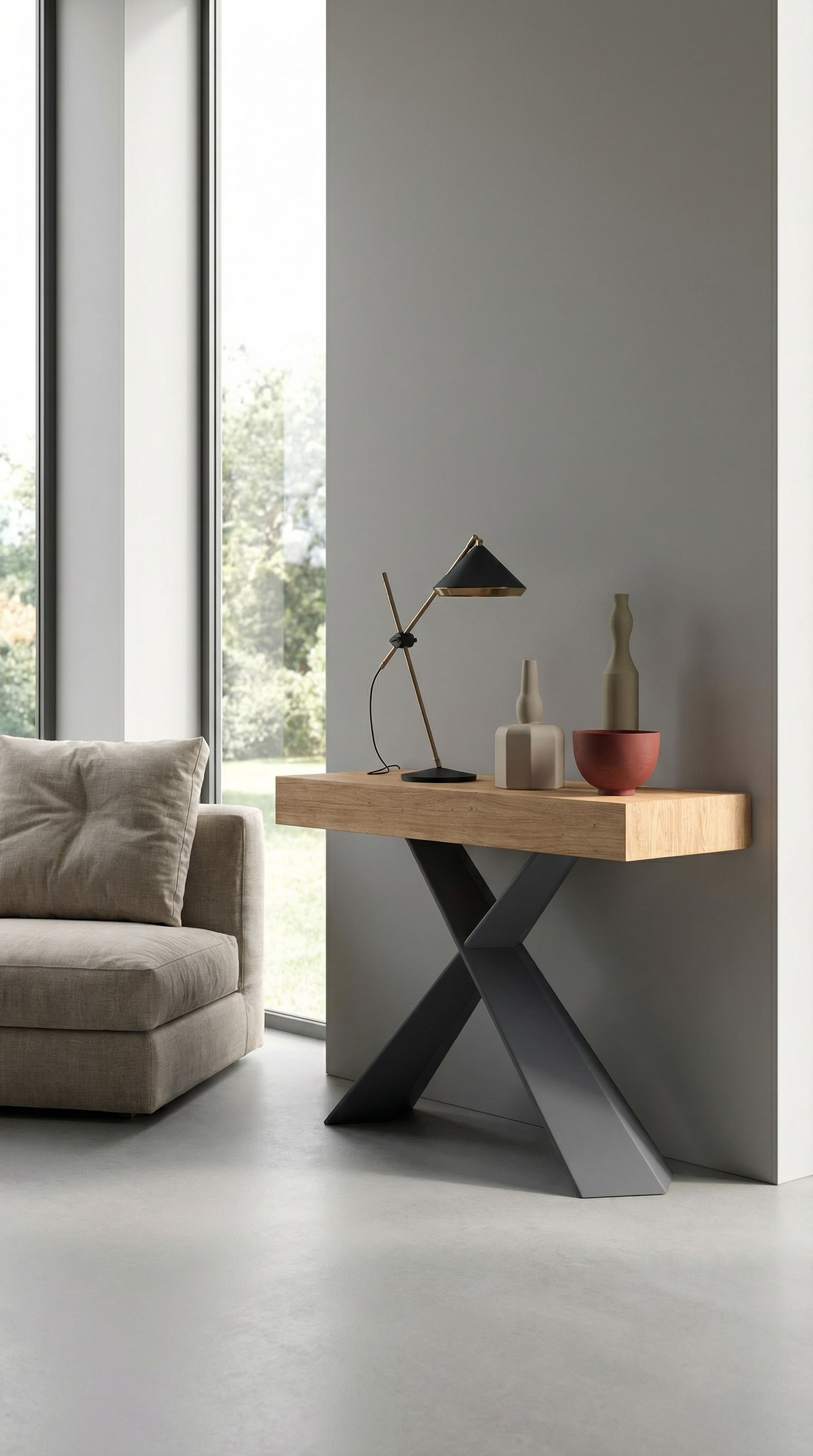 La console Ozzio 4you con la sua distintiva base a croce in metallo come scrivania elegante e salvaspazio nel soggiorno moderno.