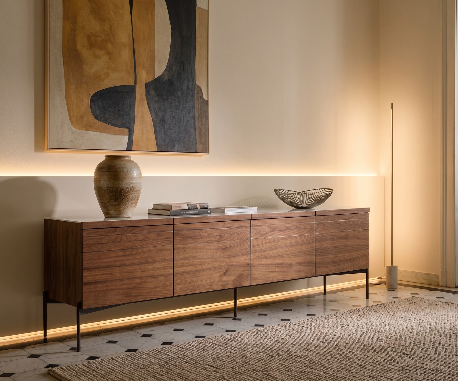 Credenza per soggiorno al2 o-rizon 003 in legno con 4 ante e gambe sottili, in un ambiente moderno con luce LED.