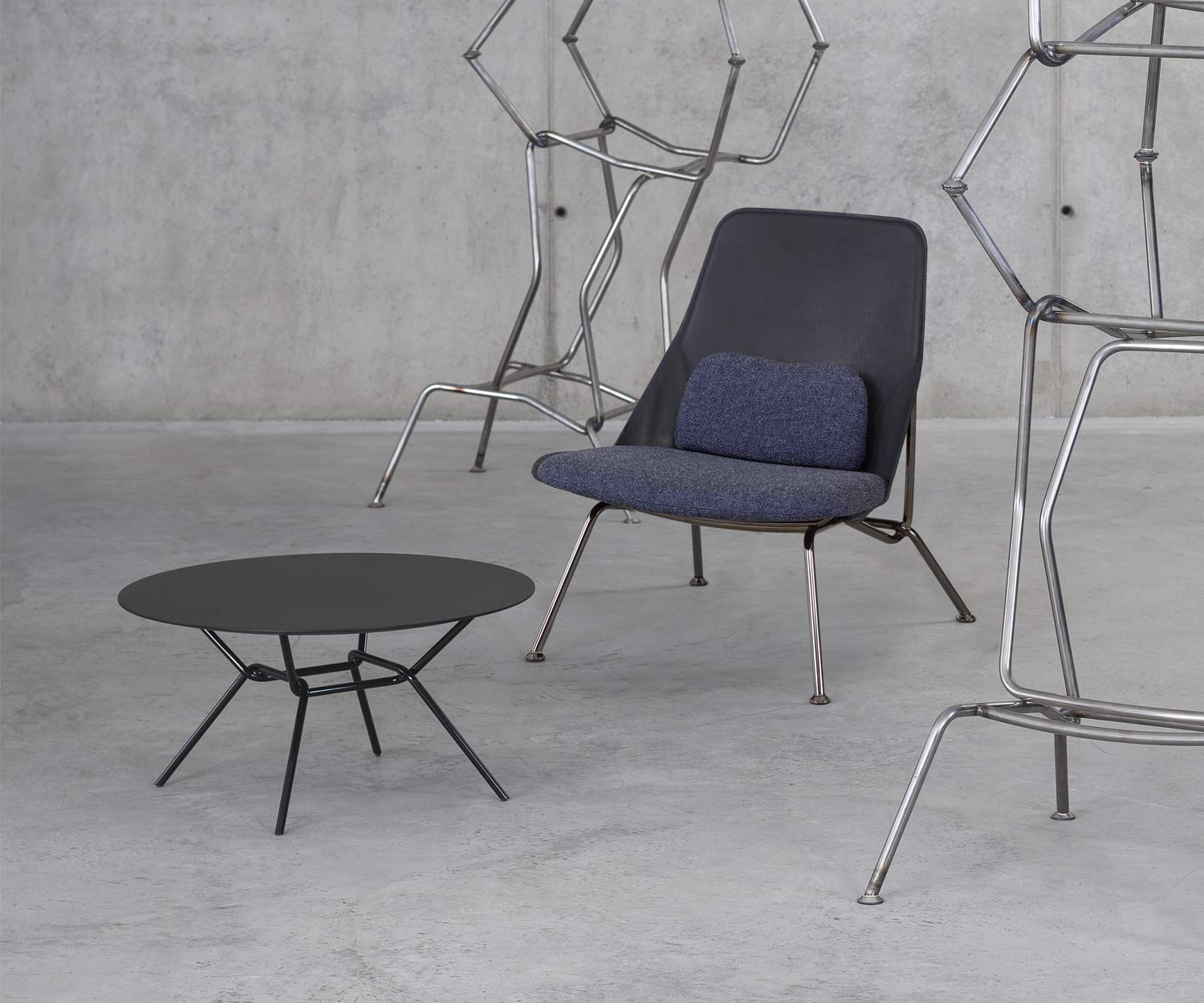 Prostoria Poltrona a vapore blu con tavolino Prostoria Poltrona a vapore blu con tavolino