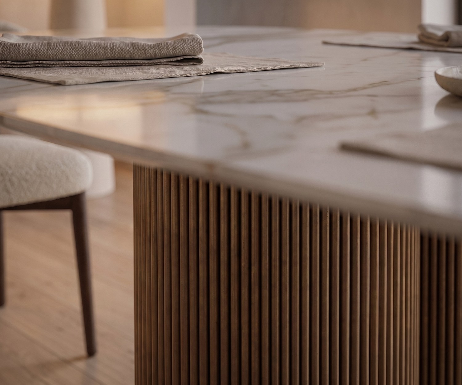 Tavolo da pranzo al2 dakry b 001 per sala da pranzo, con piano effetto marmo e base a colonna in legno cannettato.