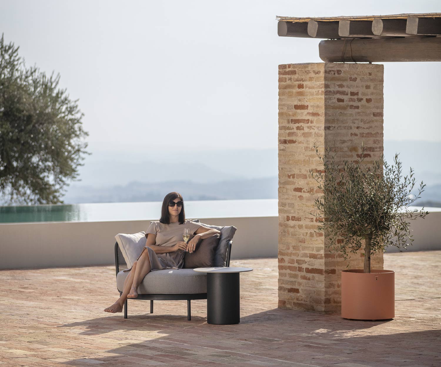 Accogliente Todus Baza Round Design lounge con balcone su una terrazza in pietra