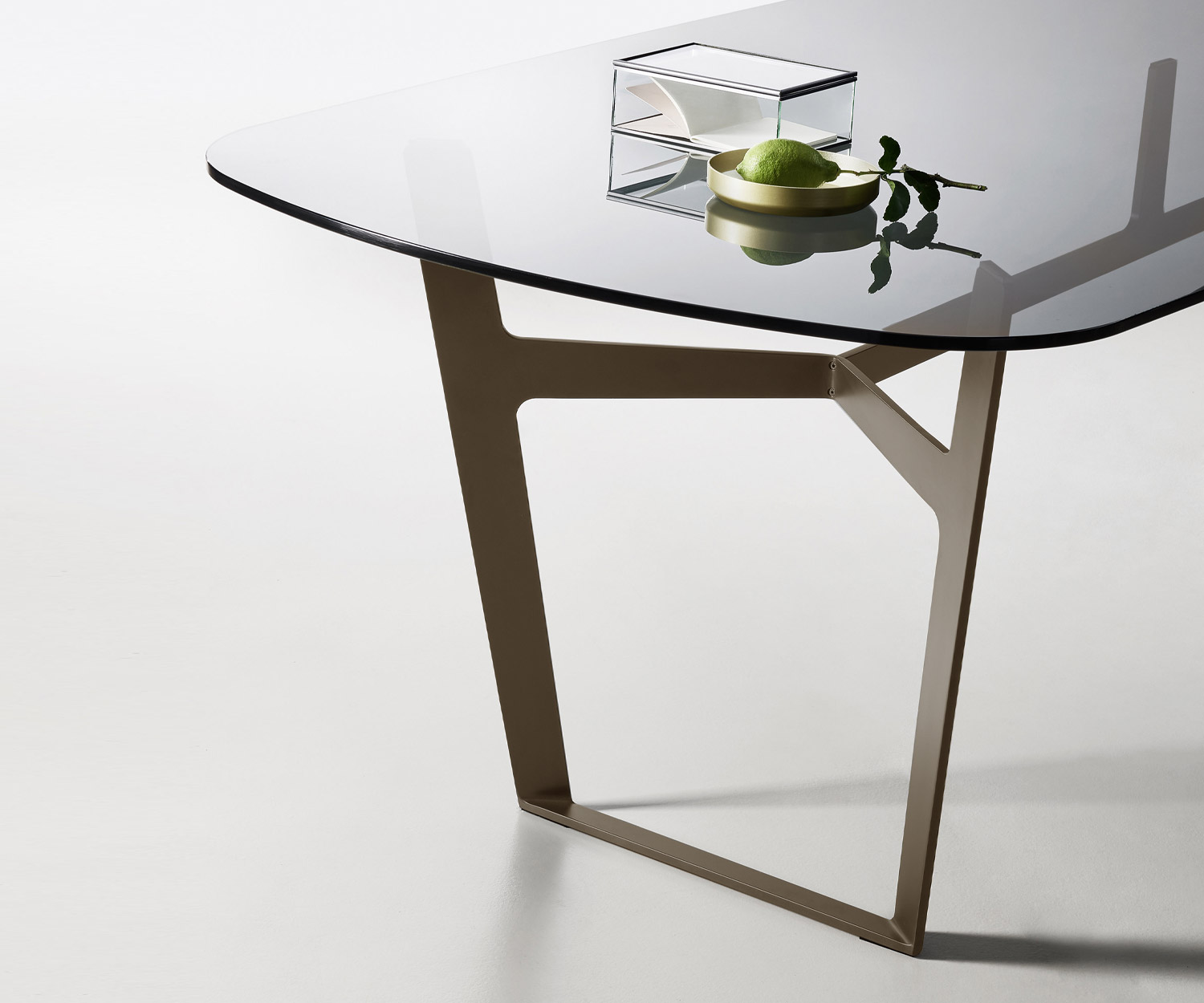 Esclusivo tavolo da pranzo Livitalia Design Struttura in metallo Obi impiallacciatura in legno di rovere