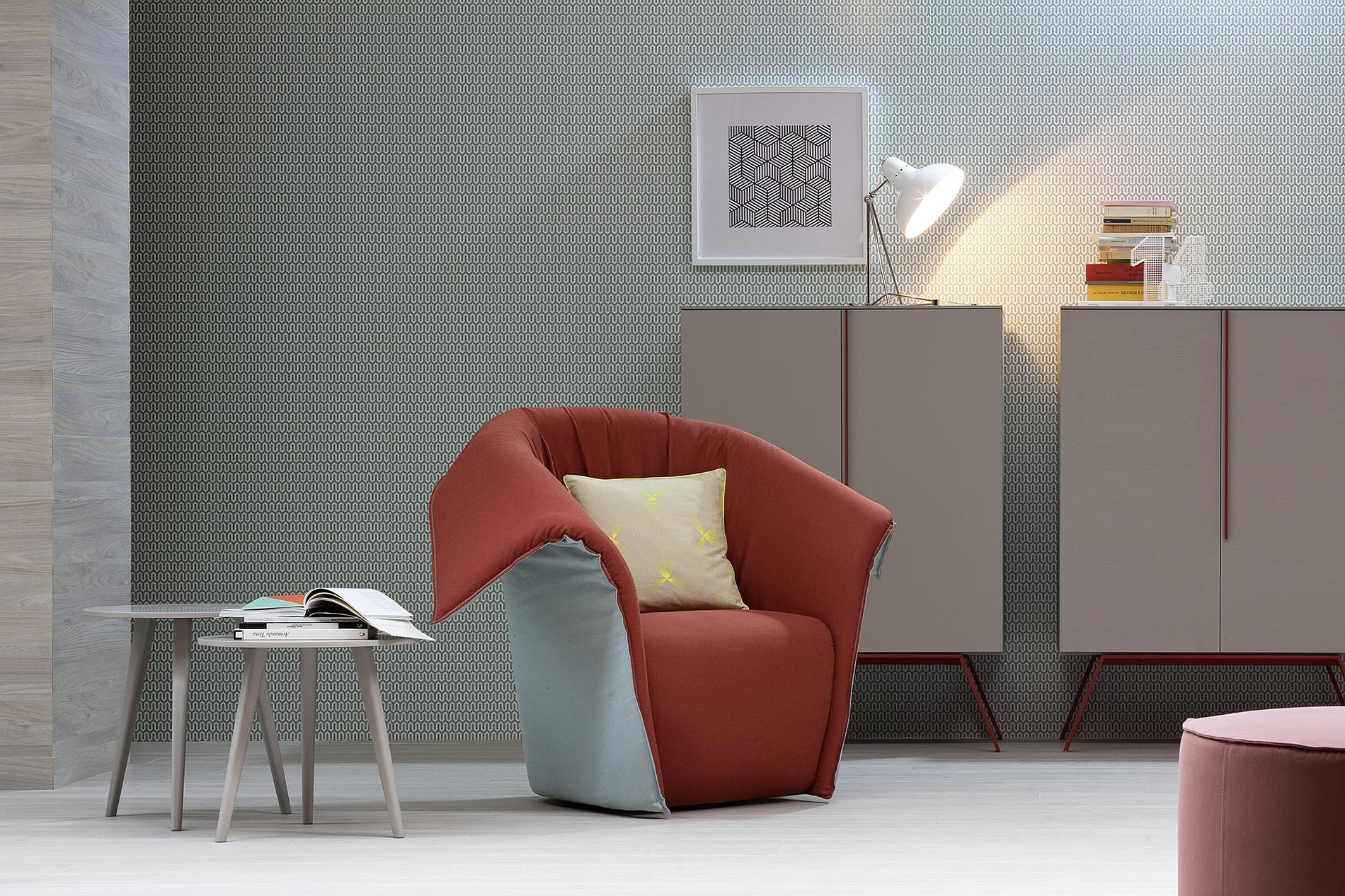 poltrona rossa di design con orecchie di coniglio