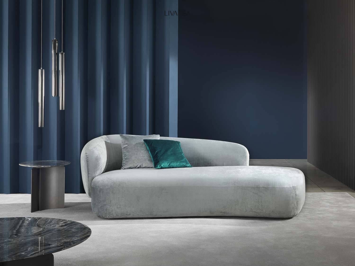 Elegante divano recamier con rivestimento in velluto dal design arrotondato abbinato al tavolino rotondo in marmo Elegante divano recamier con rivestimento in velluto dal design arrotondato abbinato al tavolino rotondo in marmo