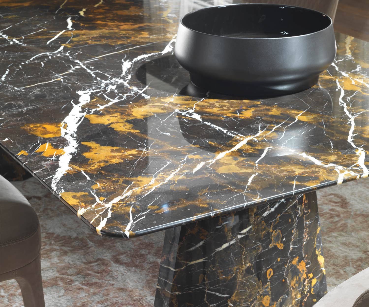 Tavolo da pranzo di design di alta qualità con venature di marmo nero e oro