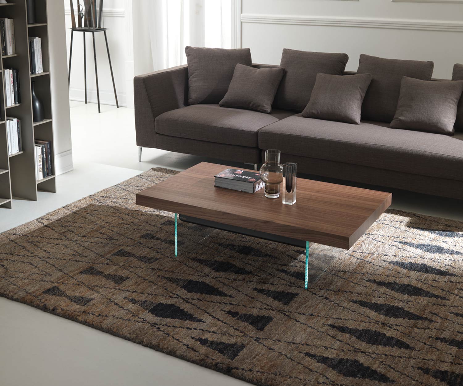 Ozzio Tavolino in noce Bellagio su gambe trasparenti Ozzio Tavolino in noce Bellagio su gambe trasparenti