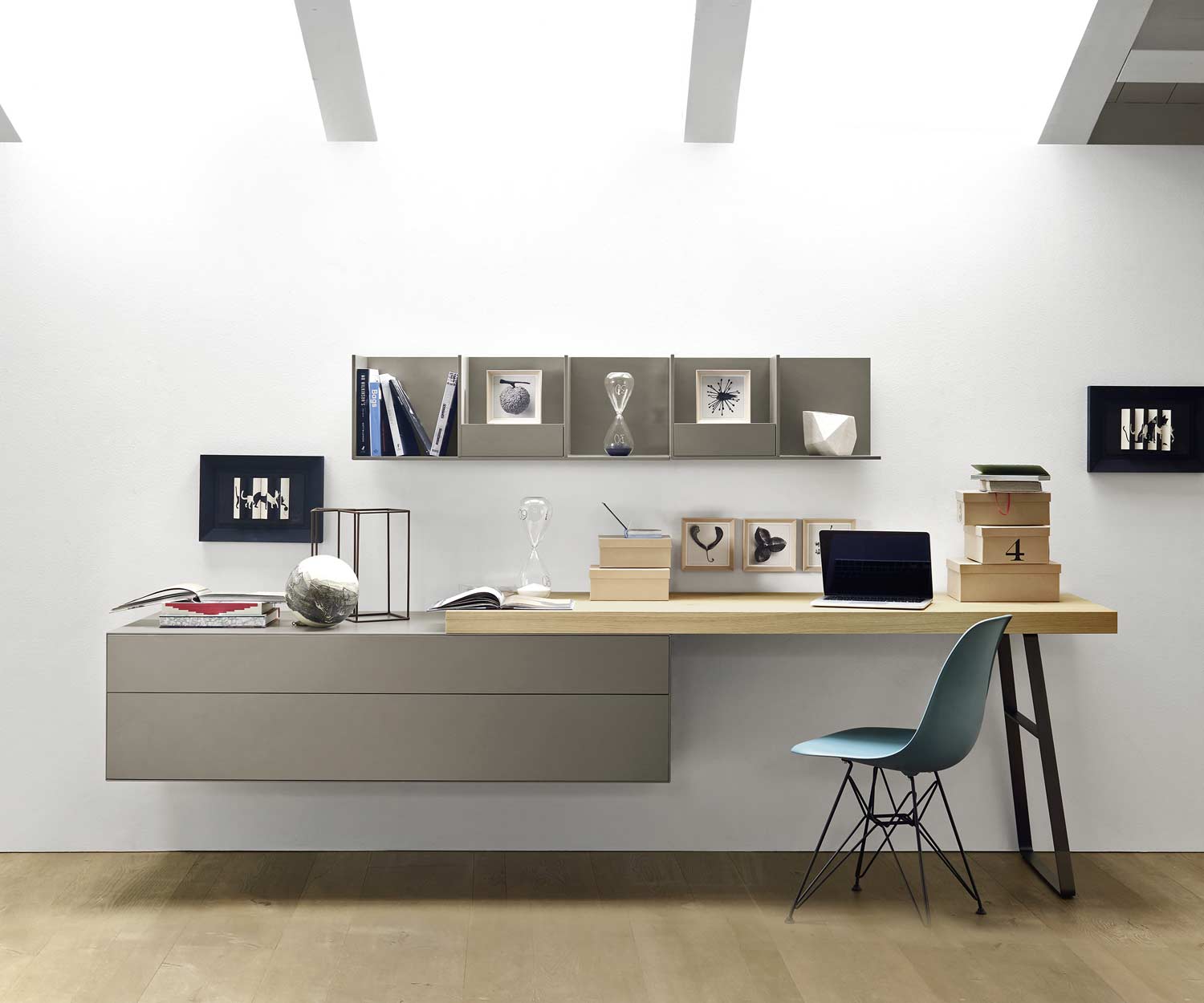Livitalia Scaffale a muro di design con sedia trasformata in scrivania