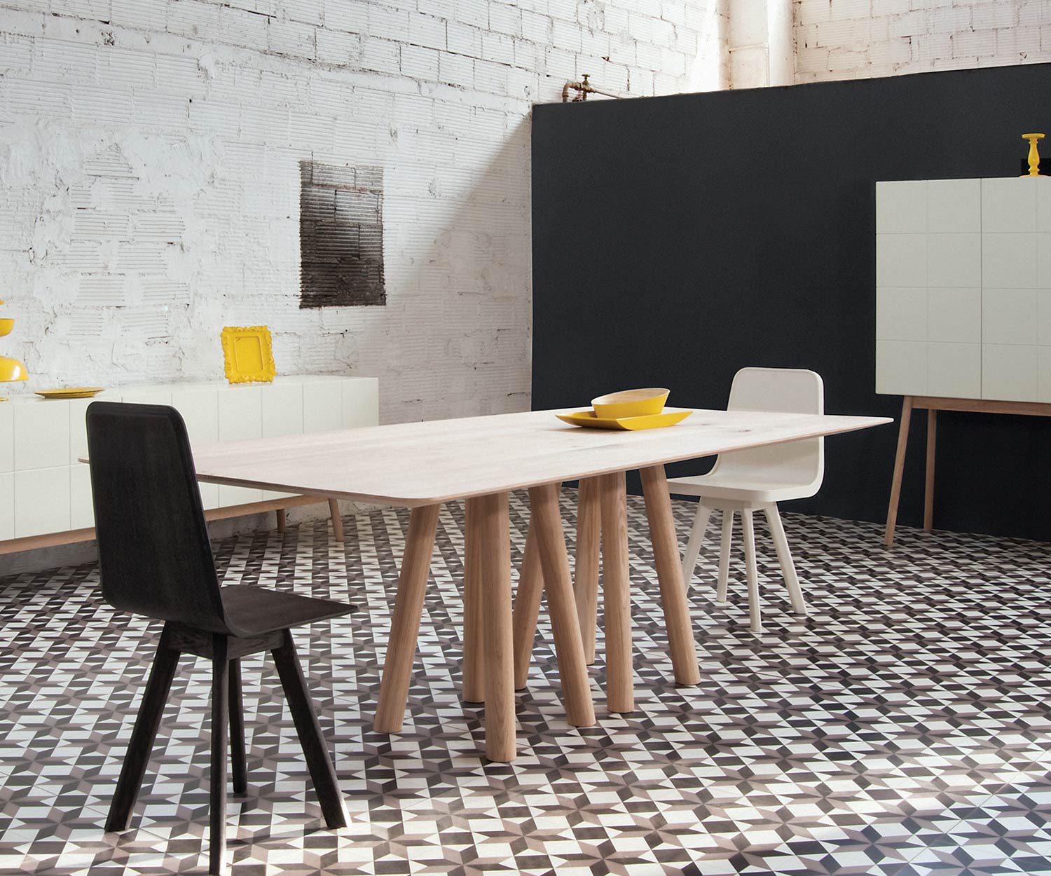 Tavolo da pranzo di design moderno in rovere vista laterale in sala da pranzo