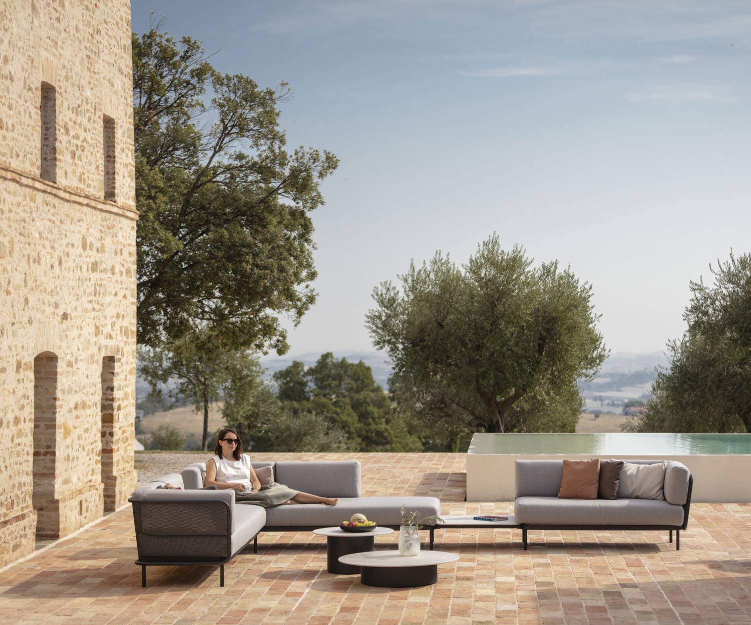 Stile di vita mediterraneo con il divano da giardino di design Todus Baza sulla terrazza