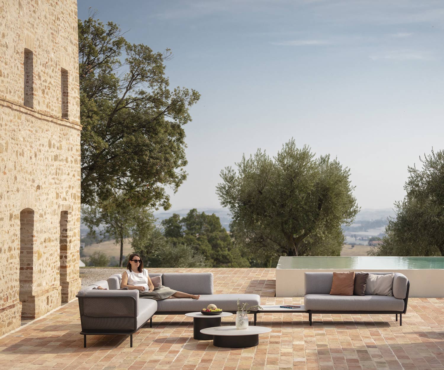 Stile di vita mediterraneo con il divano da giardino di design Todus Baza sulla terrazza Stile di vita mediterraneo con il divano da giardino di design Todus Baza sulla terrazza