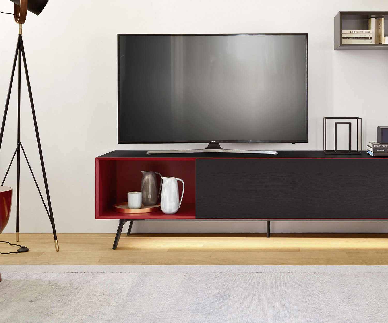 Livitalia Design Design lowboard Minimal rovere scuro Interno del box laccato nero opaco LED Livitalia Design Design lowboard Minimal rovere scuro Interno del box laccato nero opaco LED