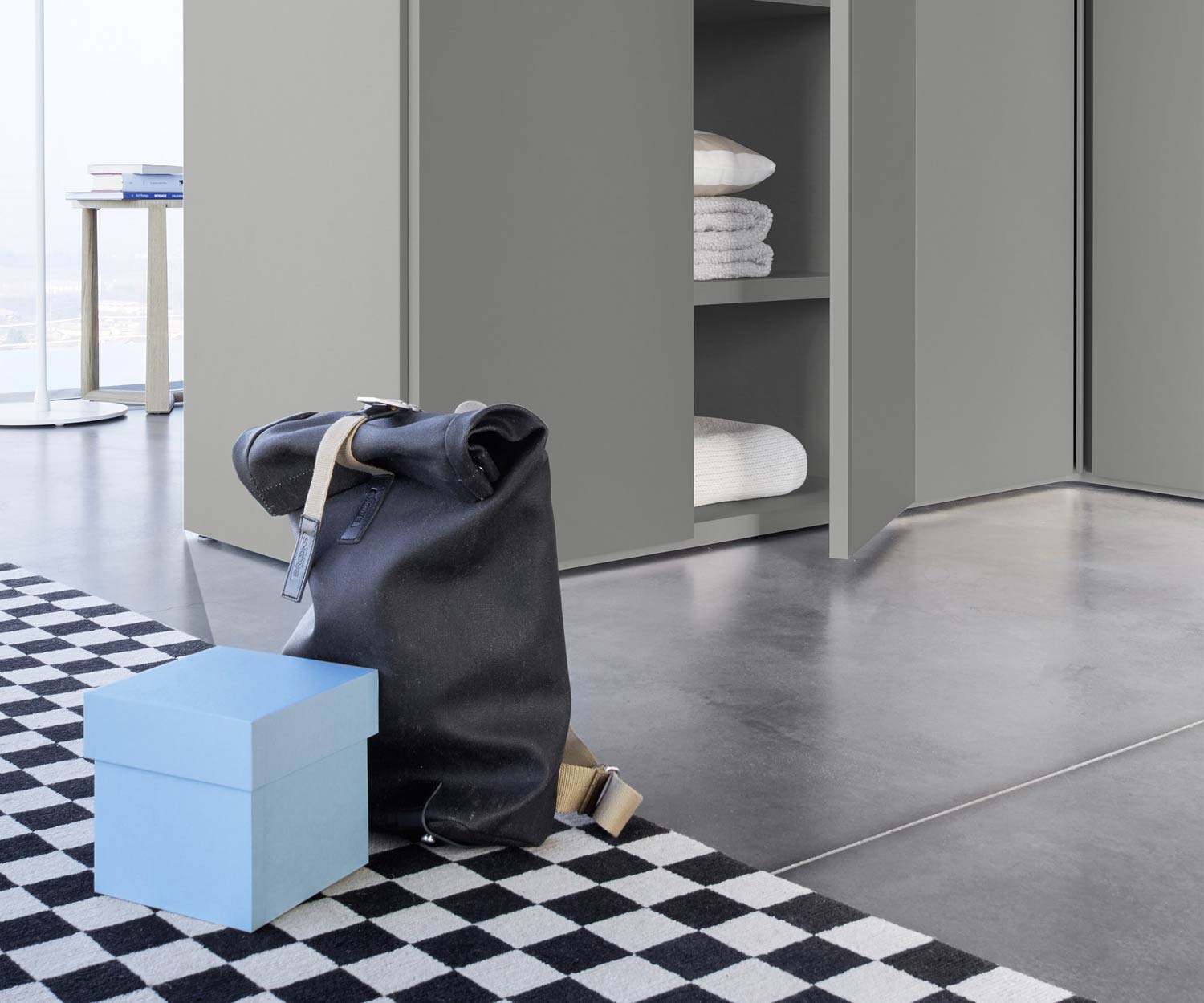 Alta qualità Livitalia Armadio di design Sinua in dettaglio anta a battente aperta Alta qualità Livitalia Armadio di design Sinua in dettaglio anta a battente aperta