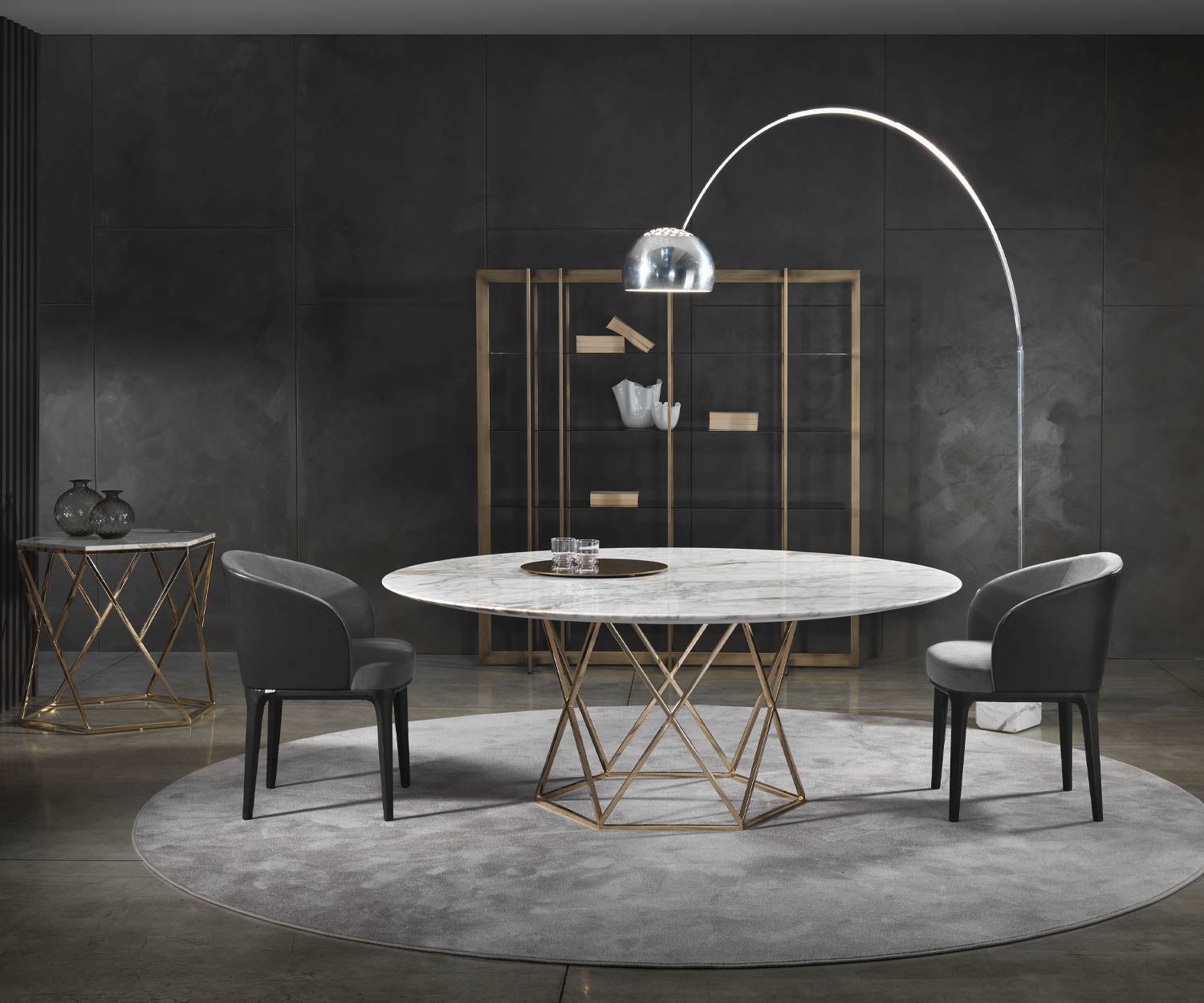 Confortevole poltrona Paris in velluto grigio chiaro nella sala da pranzo Confortevole poltrona Paris in velluto grigio chiaro nella sala da pranzo