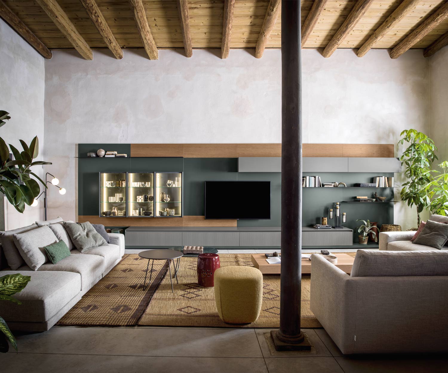 Divano Tavolino di design Novamobili Orbis tra due gruppi di divani Divano Tavolino di design Novamobili Orbis tra due gruppi di divani