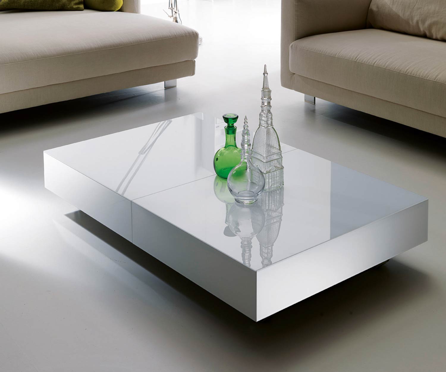 Tavolino di design in vetro bianco di Ozzio con divano e poltrona in salotto